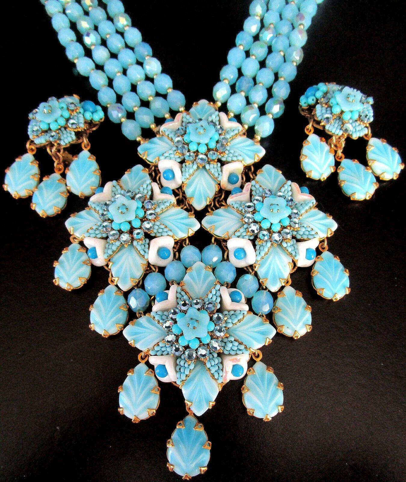 Superbe collier de créateur Stanley Hagler et boucles d'oreilles assorties. Collier et boucles d'oreilles sertis et câblés à la main avec des perles de verre bleues et des pierres moulées. Le collier mesure 17