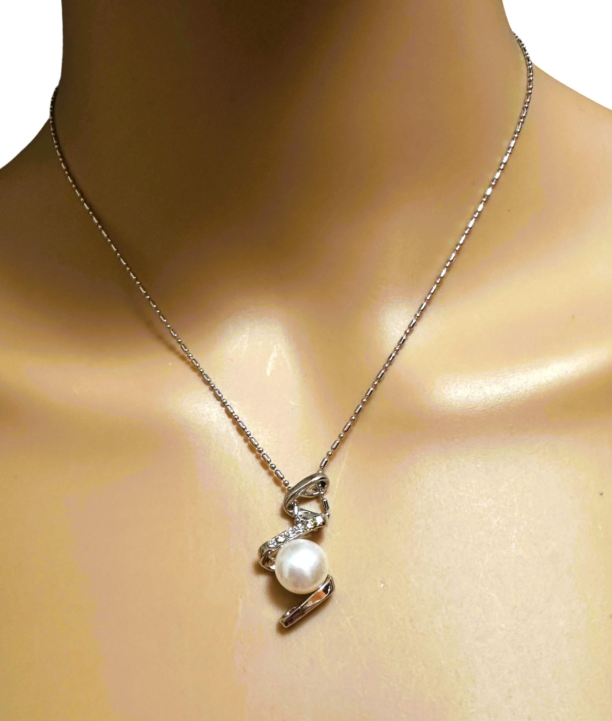 Round Cut Designer Sterling Silver & Pearl Pendant Necklace 16 Inches For Sale