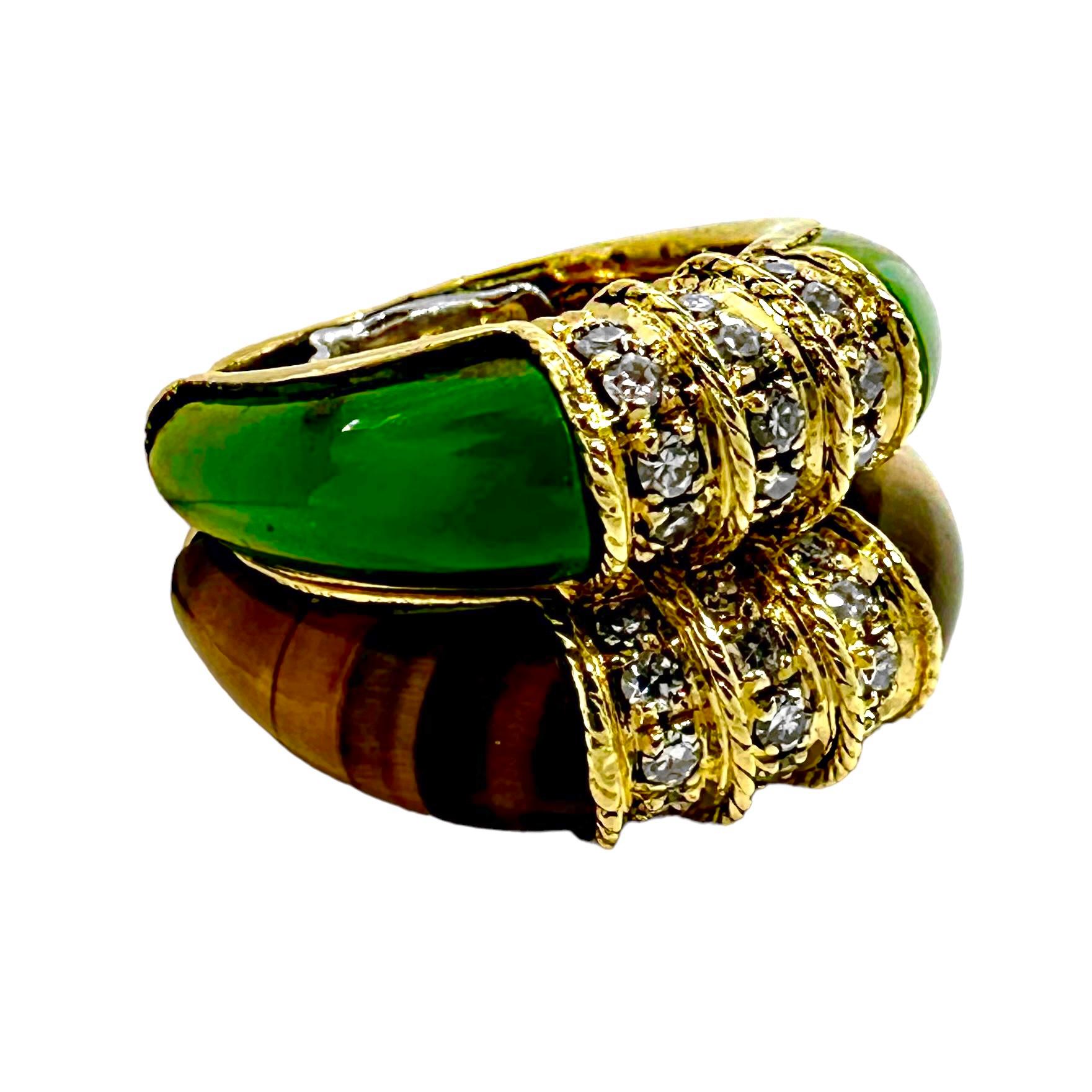 Dieses Paar Vintage-Ringe aus 18 Karat Gelbgold mit Diamanten und Hartsteinen sieht aus wie der Schmuck eines berühmten italienischen Designers und fühlt sich auch so an. Jeder Ring ist mit fünfzehn einzeln geschliffenen Diamanten mit einem