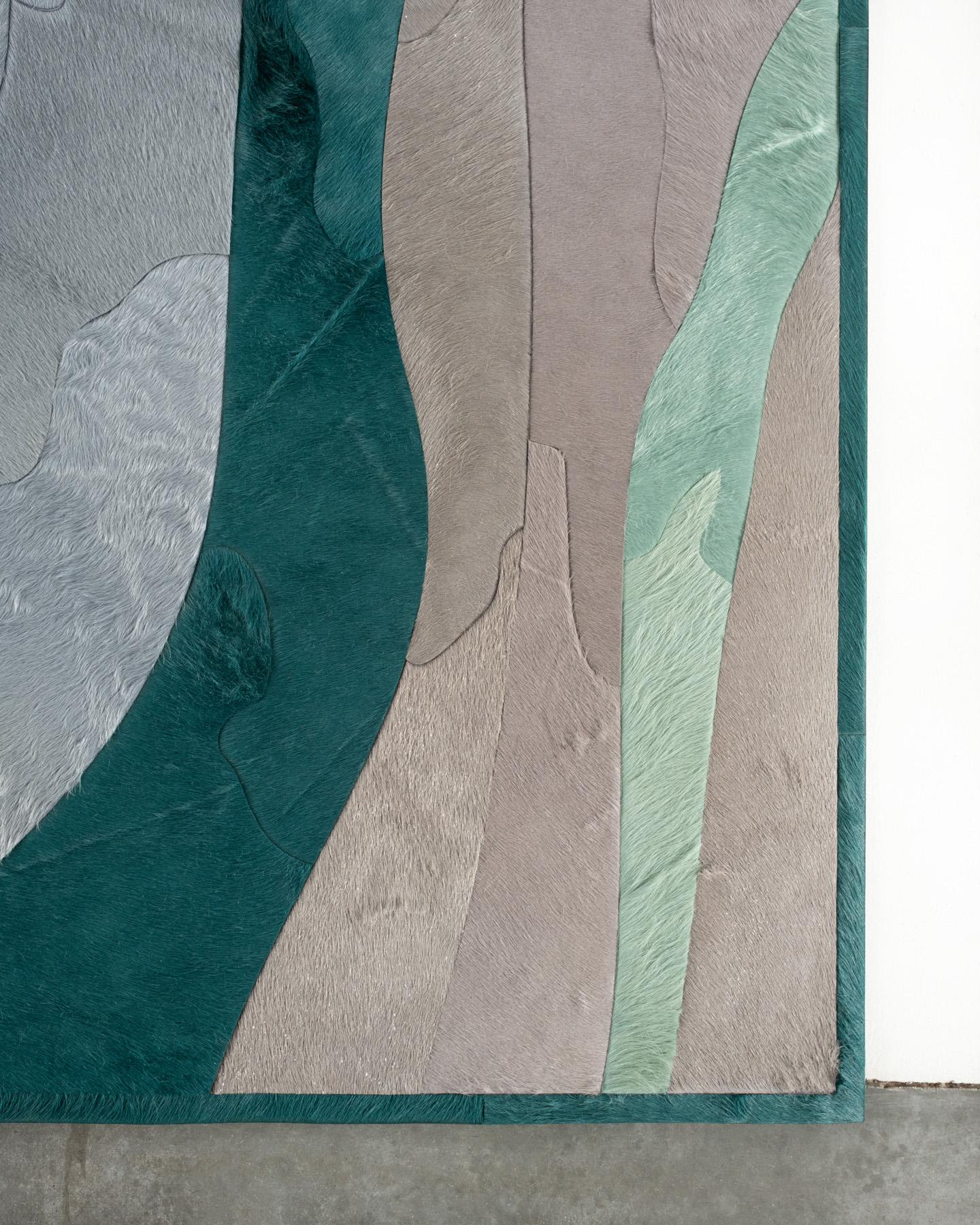 Esta alfombra Submerge Hide se diseñó en colaboración entre Kyle Bunting y el diseñador de interiores Marc Thee para su colección de alfombras de 2018. 

Sobre el diseño:
Mediante un calentamiento y enfriamiento extremos, el magma se acumula, rebosa