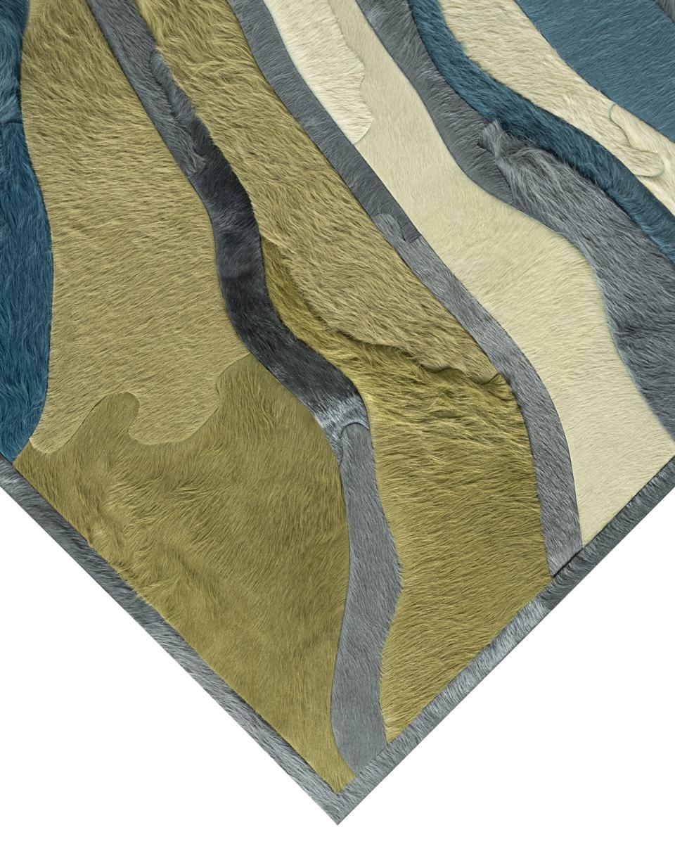 Esta alfombra Submerge Hide se diseñó en colaboración entre Kyle Bunting y el diseñador de interiores Marc Thee para su colección de alfombras de 2018. 

Sobre el diseño:
Mediante un calentamiento y enfriamiento extremos, el magma se acumula, rebosa