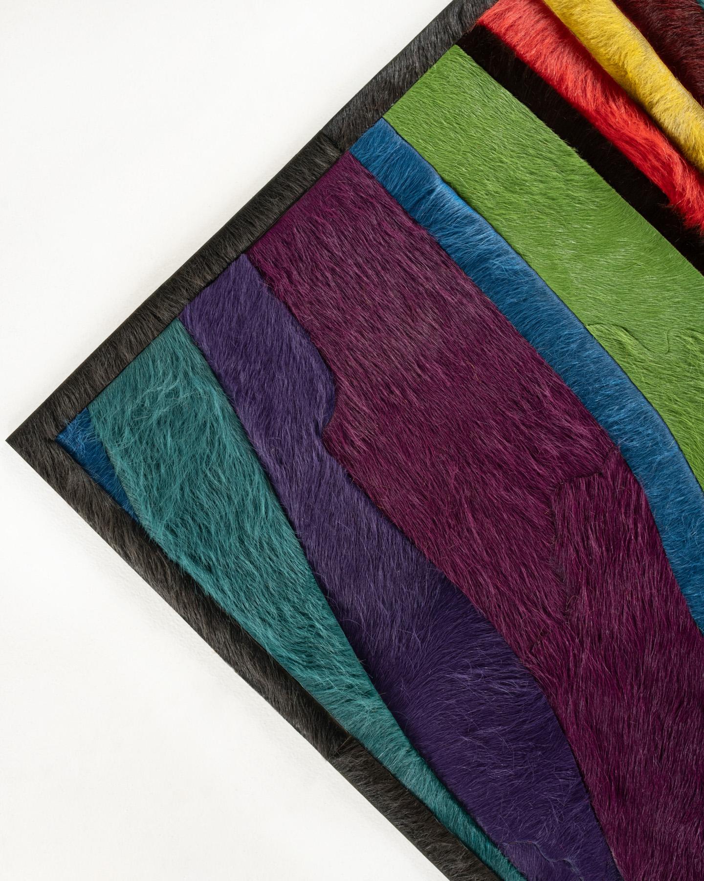 Esta alfombra Submerge Hide se diseñó en colaboración entre Kyle Bunting y el diseñador de interiores Marc Thee para su colección de alfombras de 2018. 

Sobre el diseño:
Mediante un calentamiento y enfriamiento extremos, el magma se acumula, rebosa