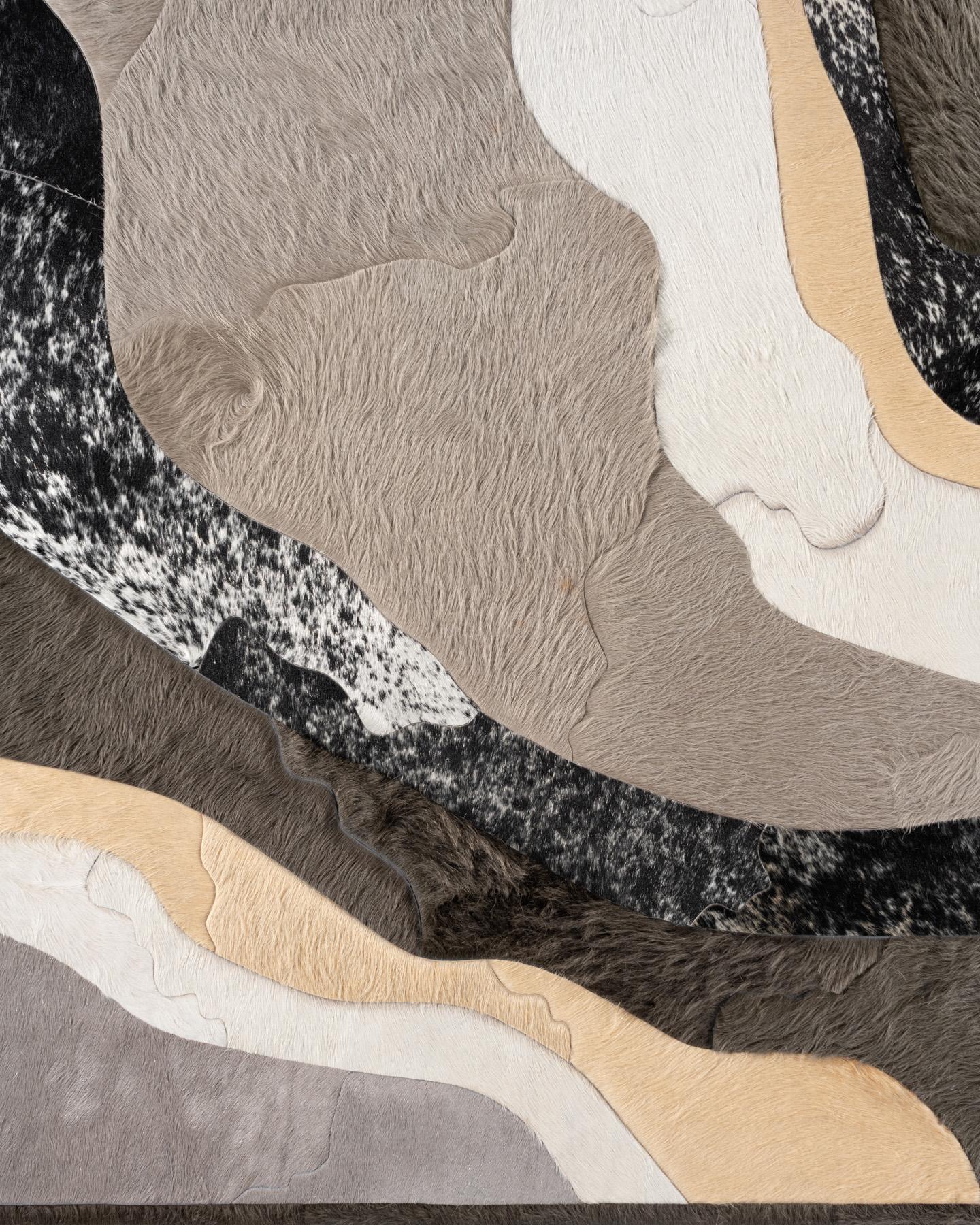 Esta alfombra Submerge Hide se diseñó en colaboración entre Kyle Bunting y el diseñador de interiores Marc Thee para su colección de alfombras de 2018. 

Sobre el diseño:
Mediante un calentamiento y enfriamiento extremos, el magma se acumula, rebosa