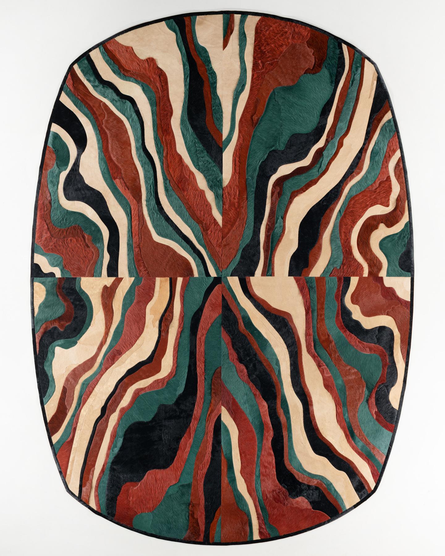 Esta alfombra Submerge Hide se diseñó en colaboración entre Kyle Bunting y el diseñador de interiores Marc Thee para su colección de alfombras de 2018. 

Sobre el diseño:
Mediante un calentamiento y enfriamiento extremos, el magma se acumula, rebosa