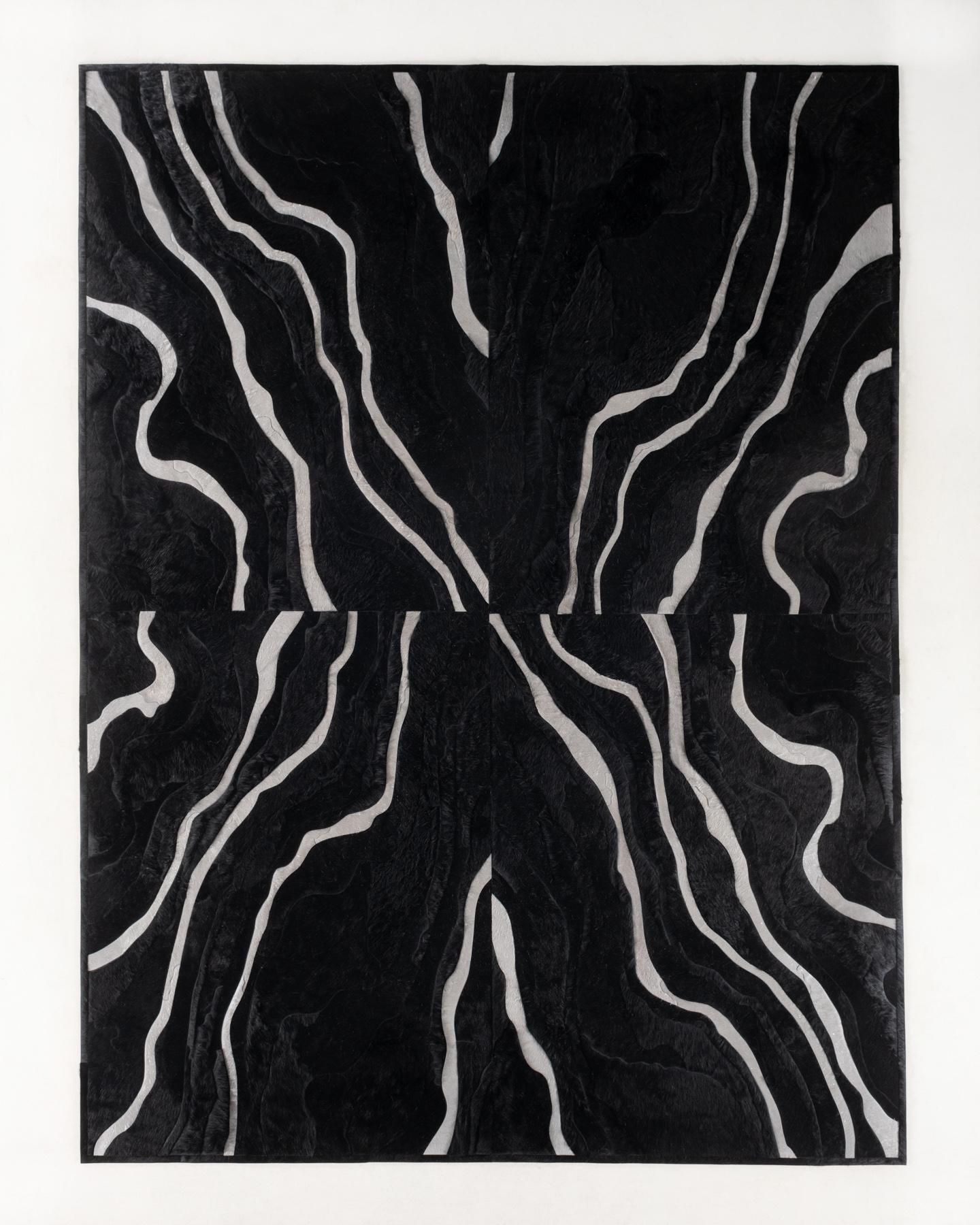Esta alfombra Submerge Hide se diseñó en colaboración entre Kyle Bunting y el diseñador de interiores Marc Thee para su colección de alfombras de 2018. 

Sobre el diseño:
Mediante un calentamiento y enfriamiento extremos, el magma se acumula, rebosa