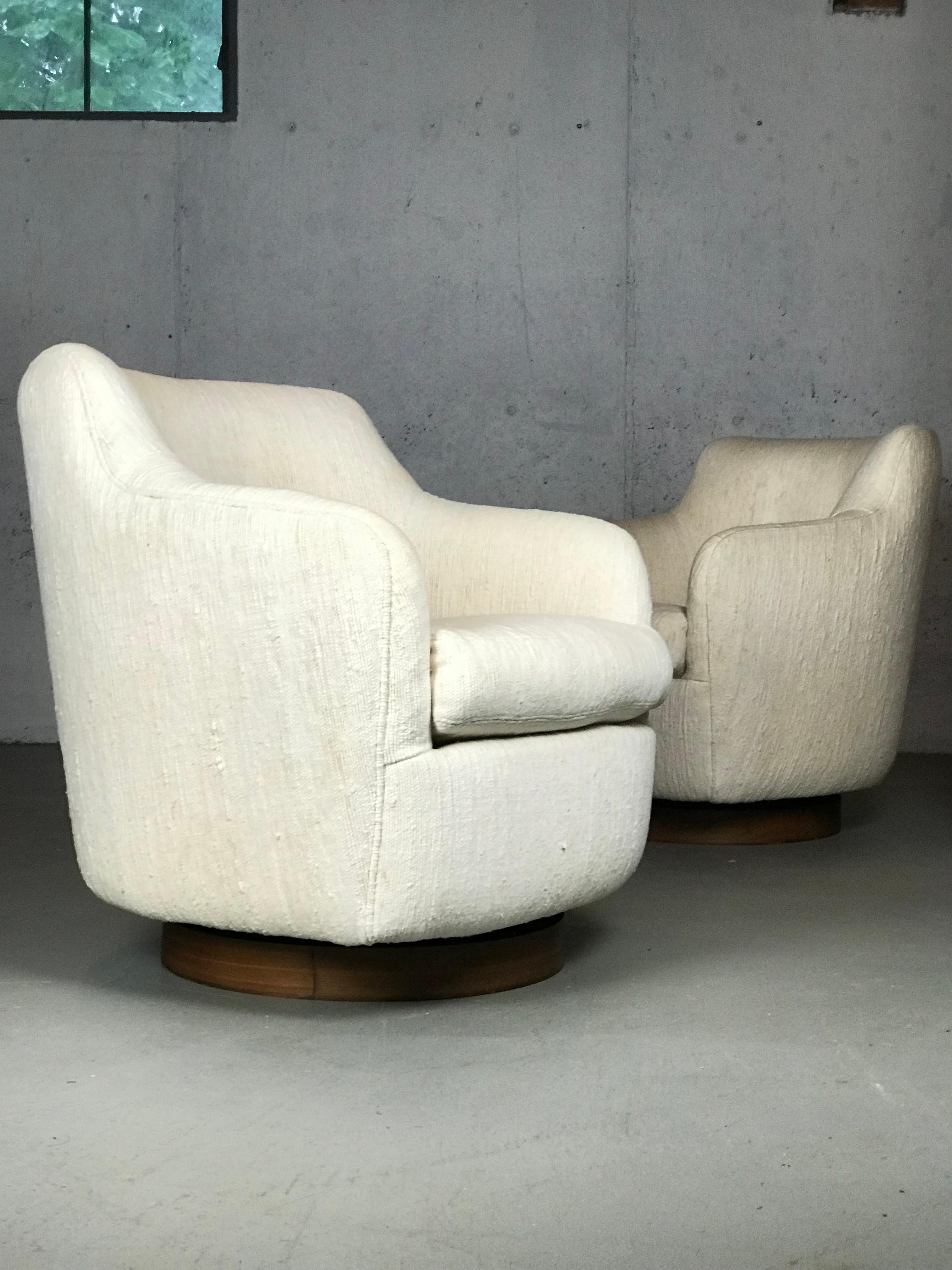 Lovely pair of lounge chairs designed by Milo Baughman for Thayer Coggin. Original nubby cream upholstery is in nice condition. Some stains under the seat cushion (not showing). Walnut bases.
Measures: 32 deep x 28 wide x 30.75 tall. 17 inch seat