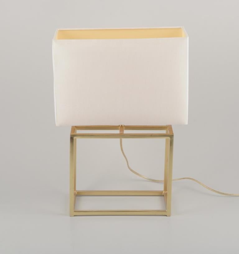Designer-Tischlampe aus Messing mit weißem Stoffschirm. 
Modernes und schlankes Design.
Ende des 20. Jahrhunderts.
In perfektem Zustand.
Abmessungen: H 42,0 cm x 30,0 cm.