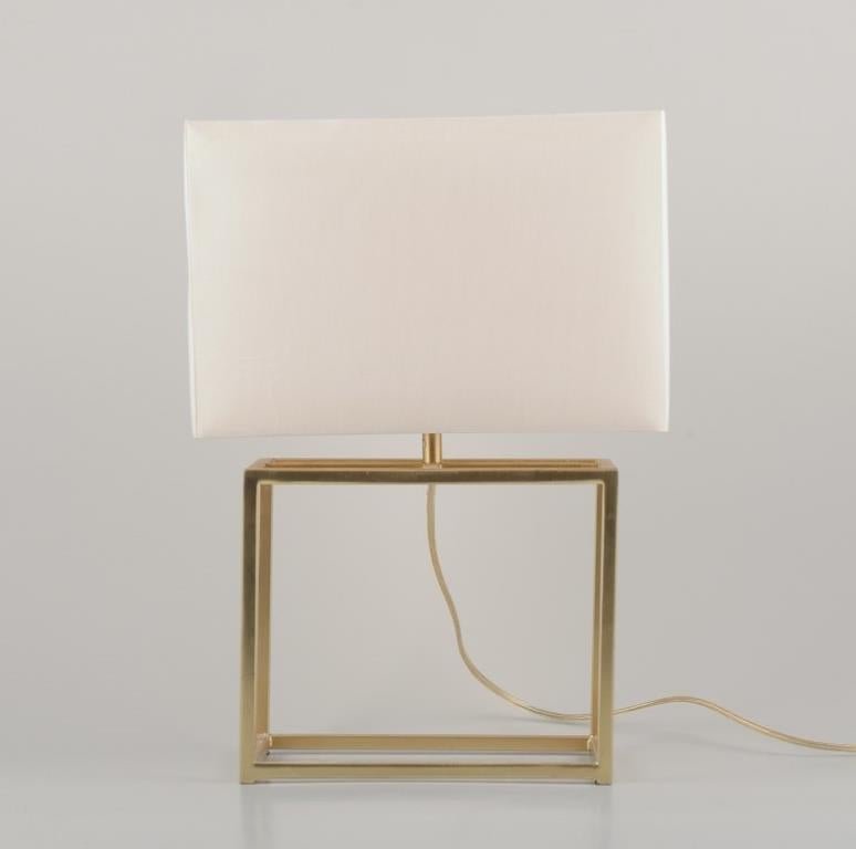 Designer-Tischlampe aus Messing mit weißem Stoffschirm. (Unbekannt) im Angebot