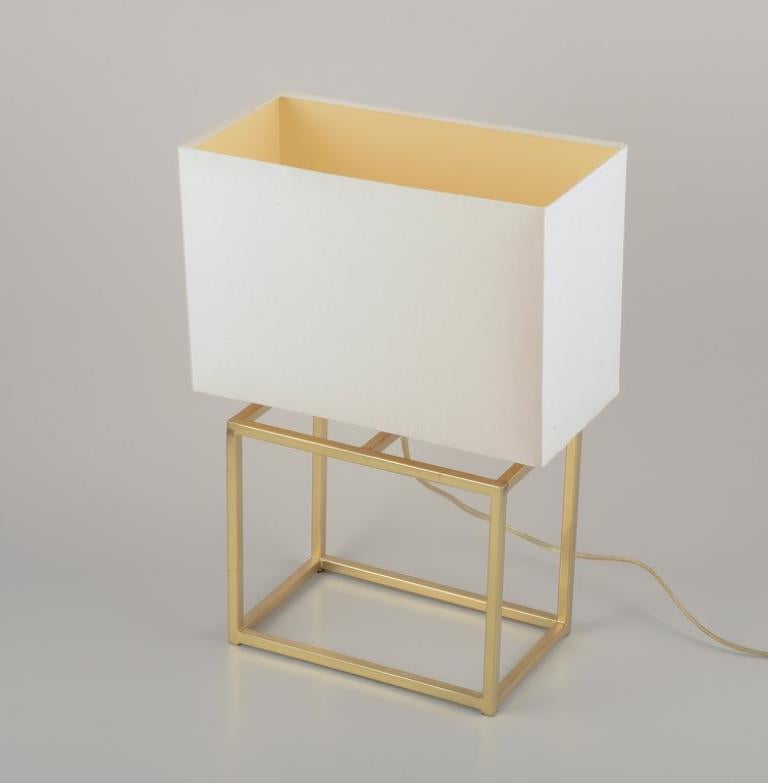 Designer-Tischlampe aus Messing mit weißem Stoffschirm. im Zustand „Hervorragend“ im Angebot in Copenhagen, DK