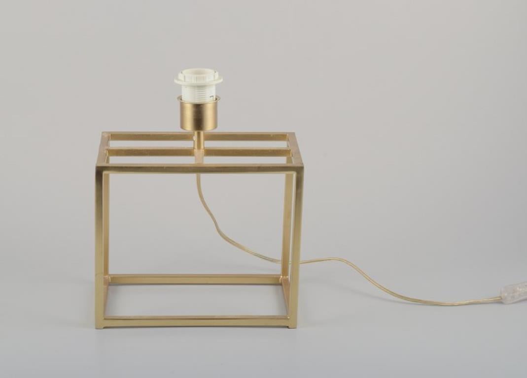 Designer-Tischlampe aus Messing mit weißem Stoffschirm. (20. Jahrhundert) im Angebot