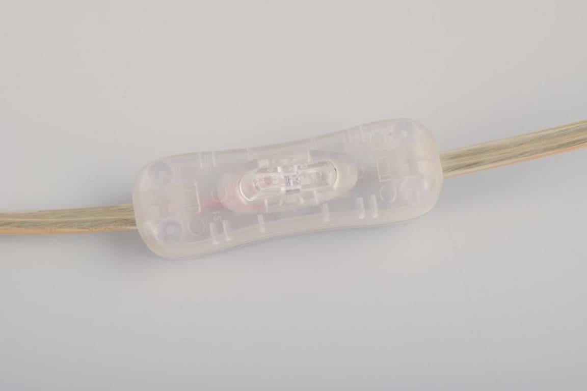 Designer-Tischlampe aus Messing mit weißem Stoffschirm. im Angebot 1