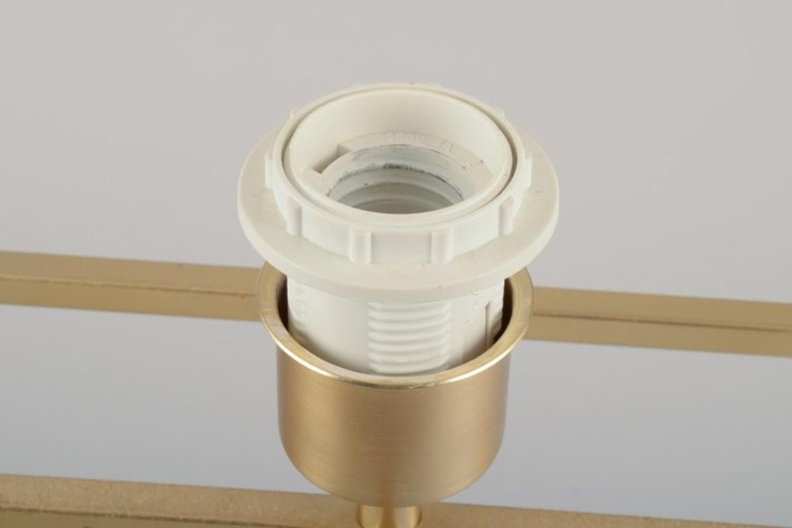 Designer-Tischlampe aus Messing mit weißem Stoffschirm. im Angebot 2