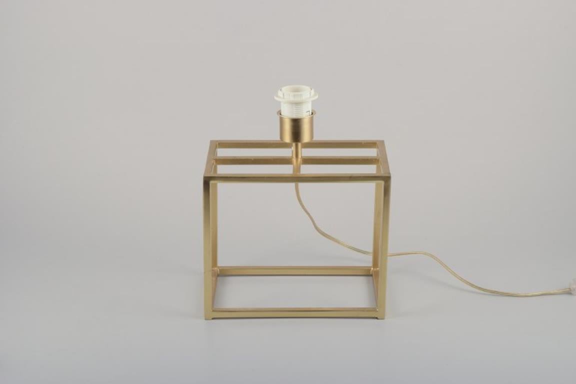 Designer-Tischlampe aus Messing mit weißem Stoffschirm. im Angebot 3