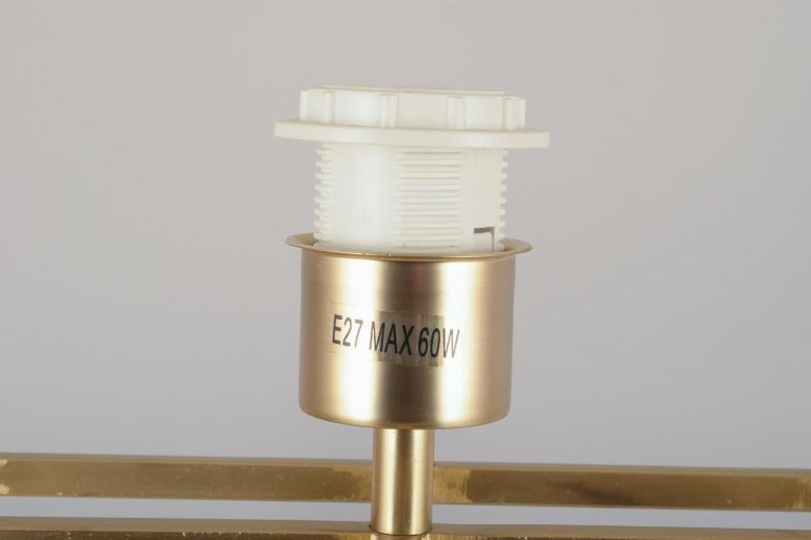 Designer-Tischlampe aus Messing mit weißem Stoffschirm. im Angebot 4