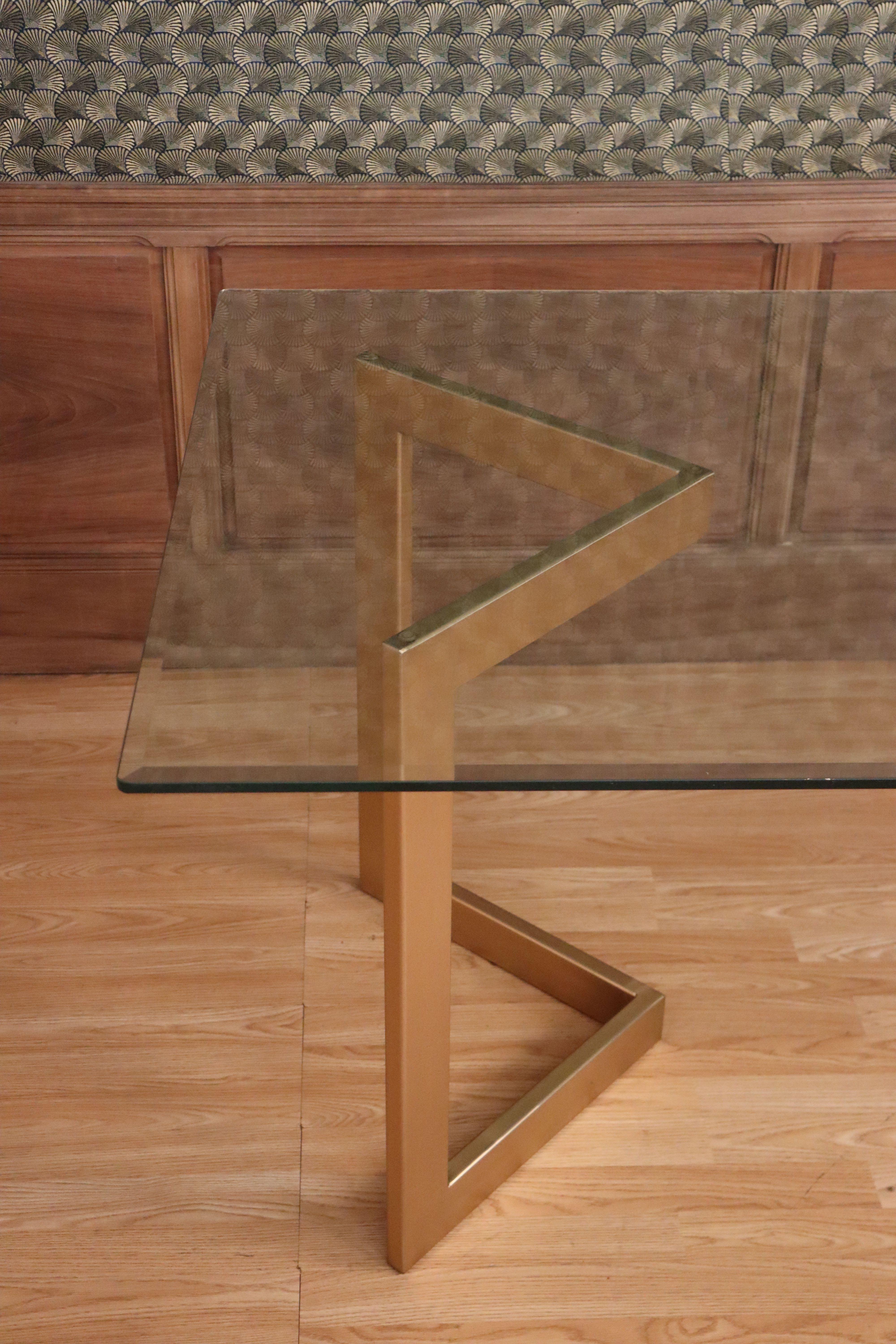 Beautiful and elegant glass dining table and gold metal base. A beautiful combination between glass and steel. With a simple and refined design. Top and base can be separated, making it easier to transport. Traces of time on the base.