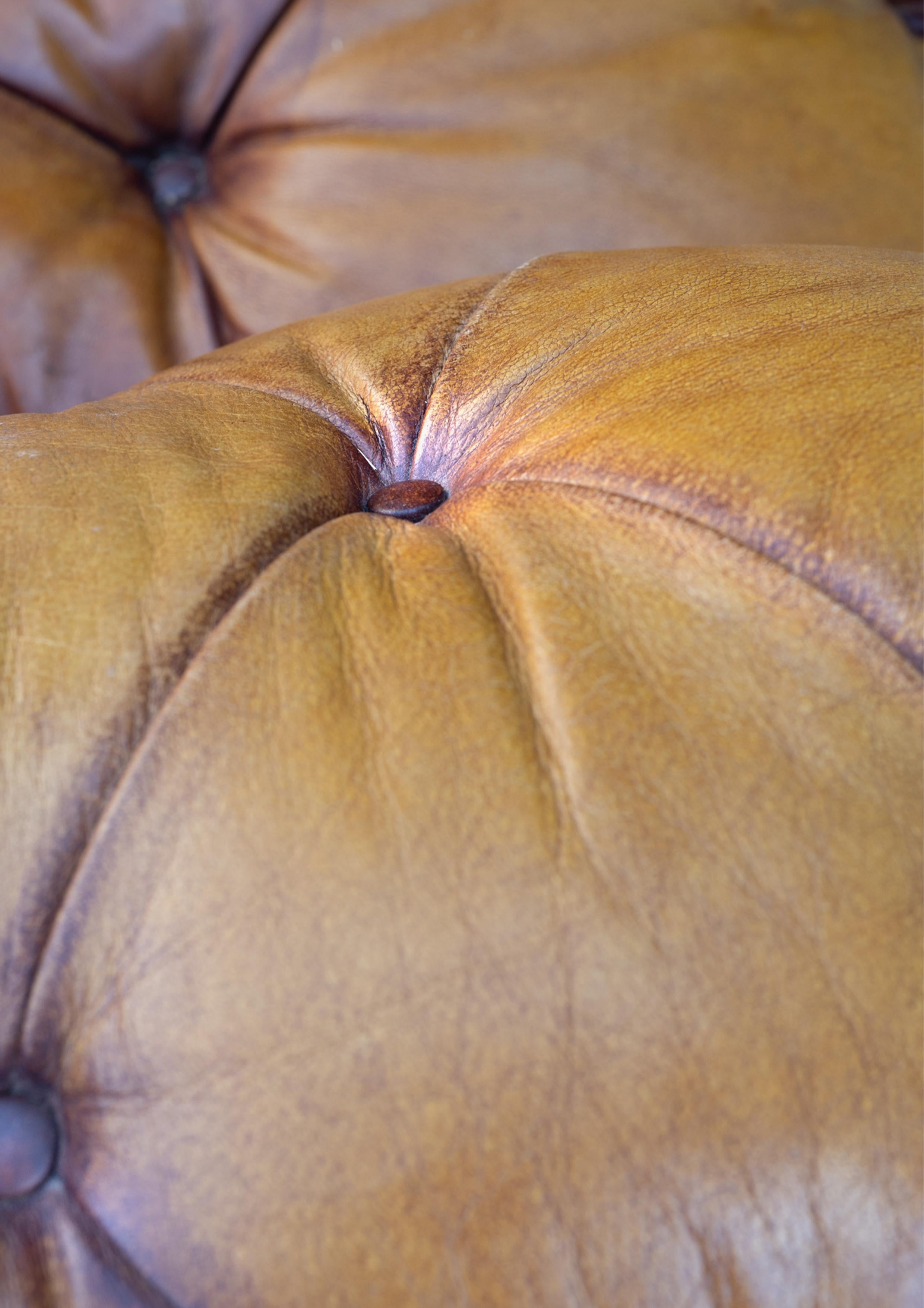 Designer Tan Leather Victorian Style Chesterfield Club Chair & Footstool In Good Condition For Sale In Reading, Berkshire