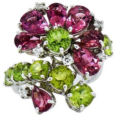 Bague grappe florale de créateur en tourmaline, péridot et diamants