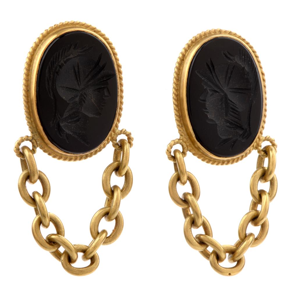 These chic  Vahe Naltchayan 1990's onyx carved earrings are crafted with 18-karat yellow gold, weighing 31.9 grams and measuring 50mm long x 21mm wide. Exposing a pair of bezel-set oval shaped onyx, carved with silhouettes of Roman soldiers.