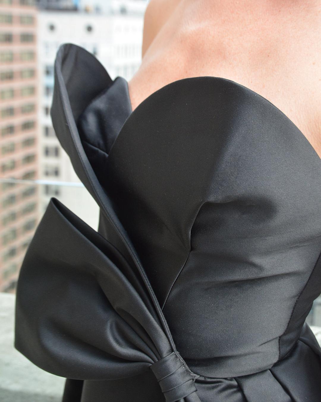 Abito di design vintage anni '80 in raso di seta con fiocco in vita in vendita 3