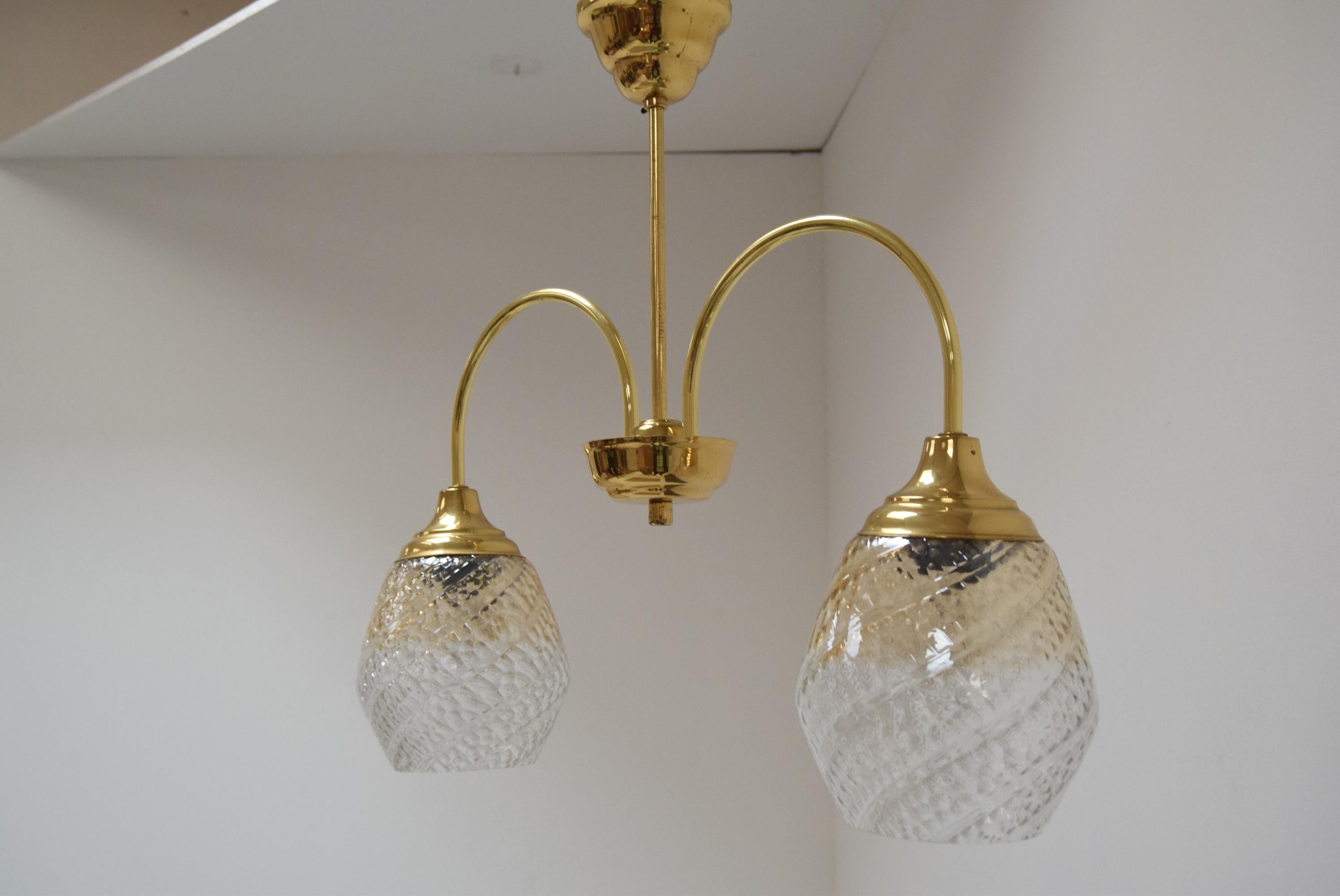 
Realizzato negli anni '70 in Germania, in ottone e vetro
2 lampadine E27 o E26
Compatibile con il cablaggio USA
Con patina invecchiata
Buone condizioni originali