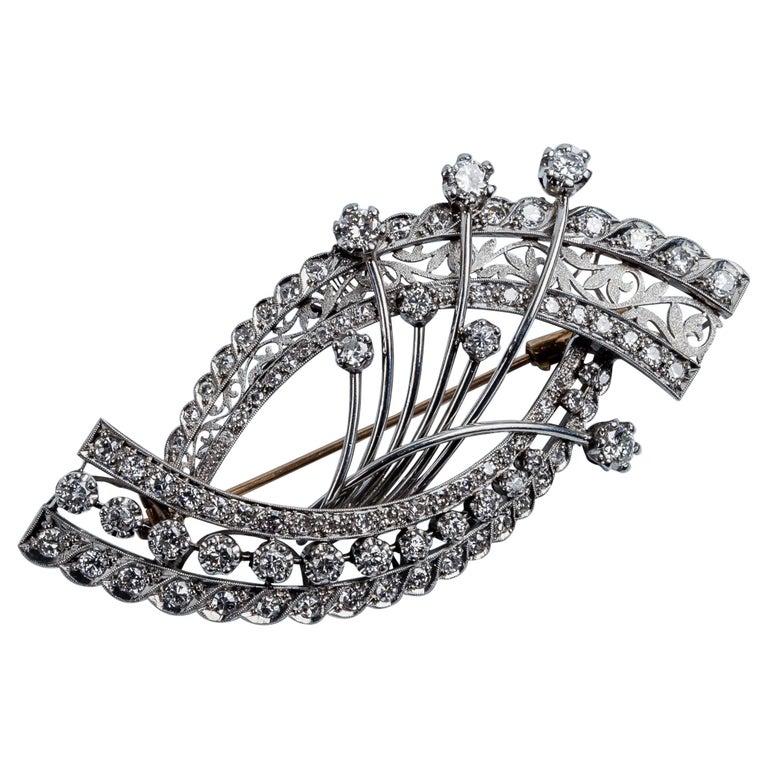 Broche vintage femme au chapeau promenant chien strass doré émail