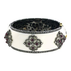 Bracelet jonc de créateur en or et argent serti d'émail blanc, avec diamants et rubis