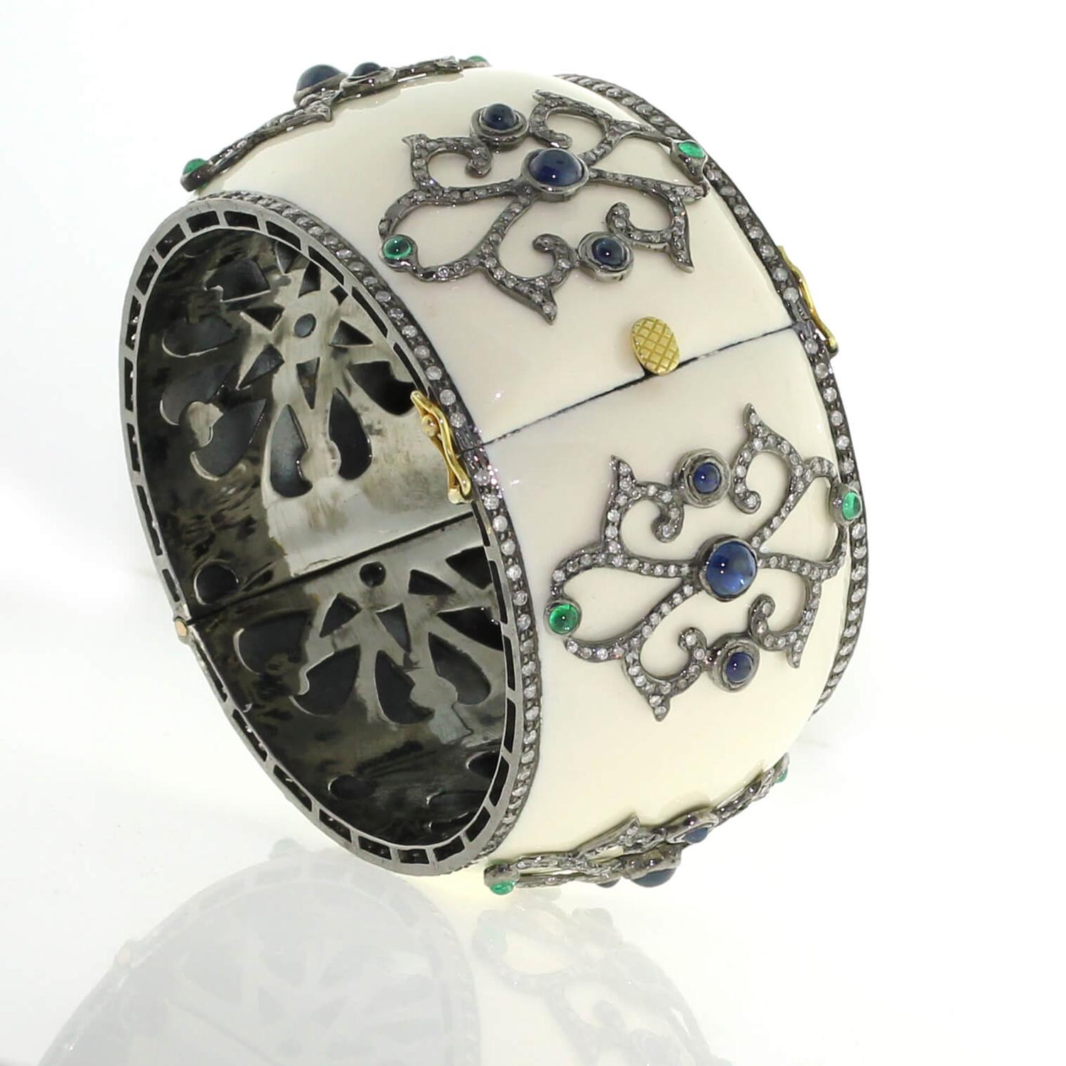 Artigiano Bangle con smalto bianco e diamanti e zaffiri incastonati in oro e argento in vendita