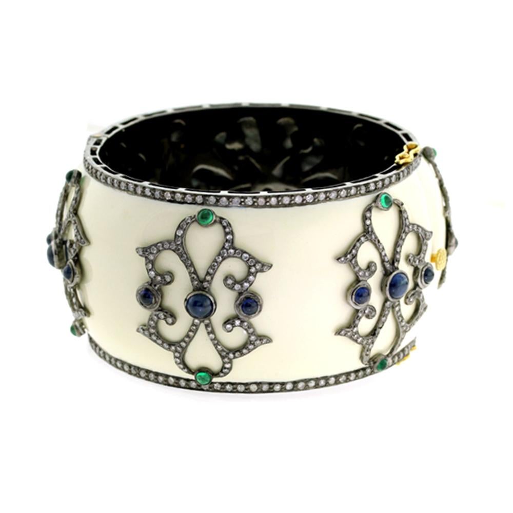 Taglio rotondo Bangle con smalto bianco e diamanti e zaffiri incastonati in oro e argento in vendita