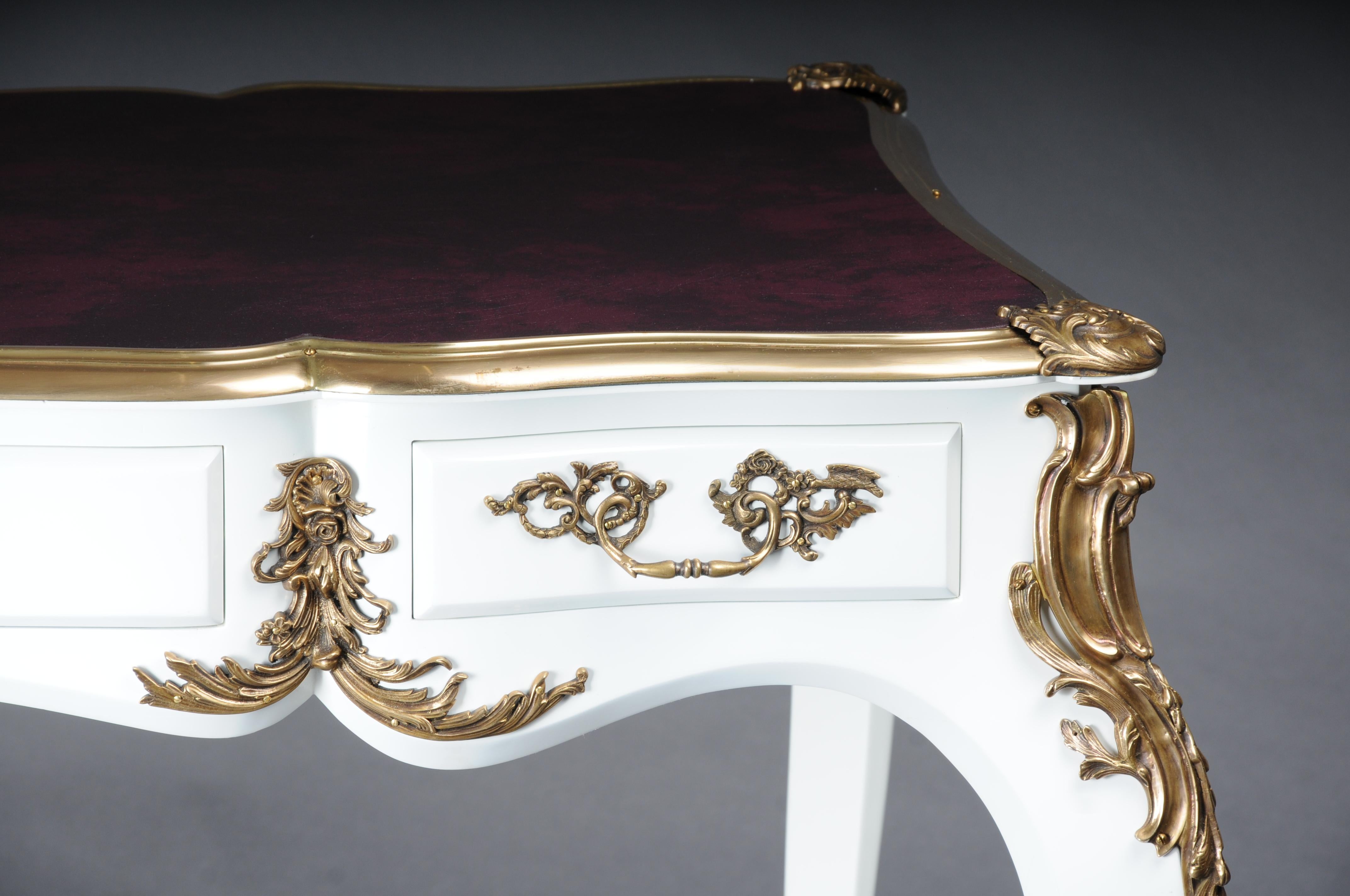 Bureau design/Bureau Plat en style Louis XV, blanc brillant et or en vente 3