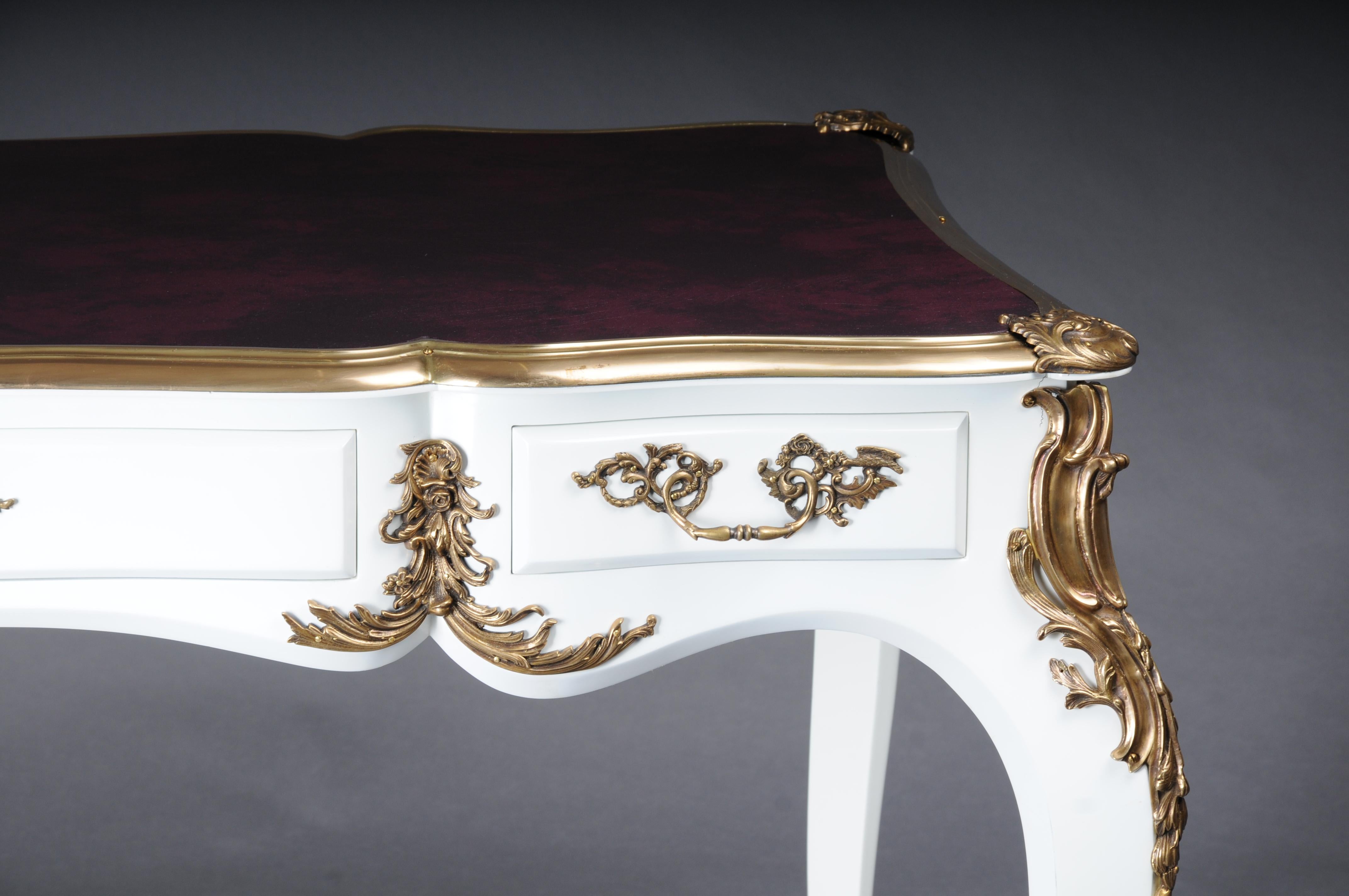 Français Bureau design/Bureau Plat en style Louis XV, blanc brillant et or en vente