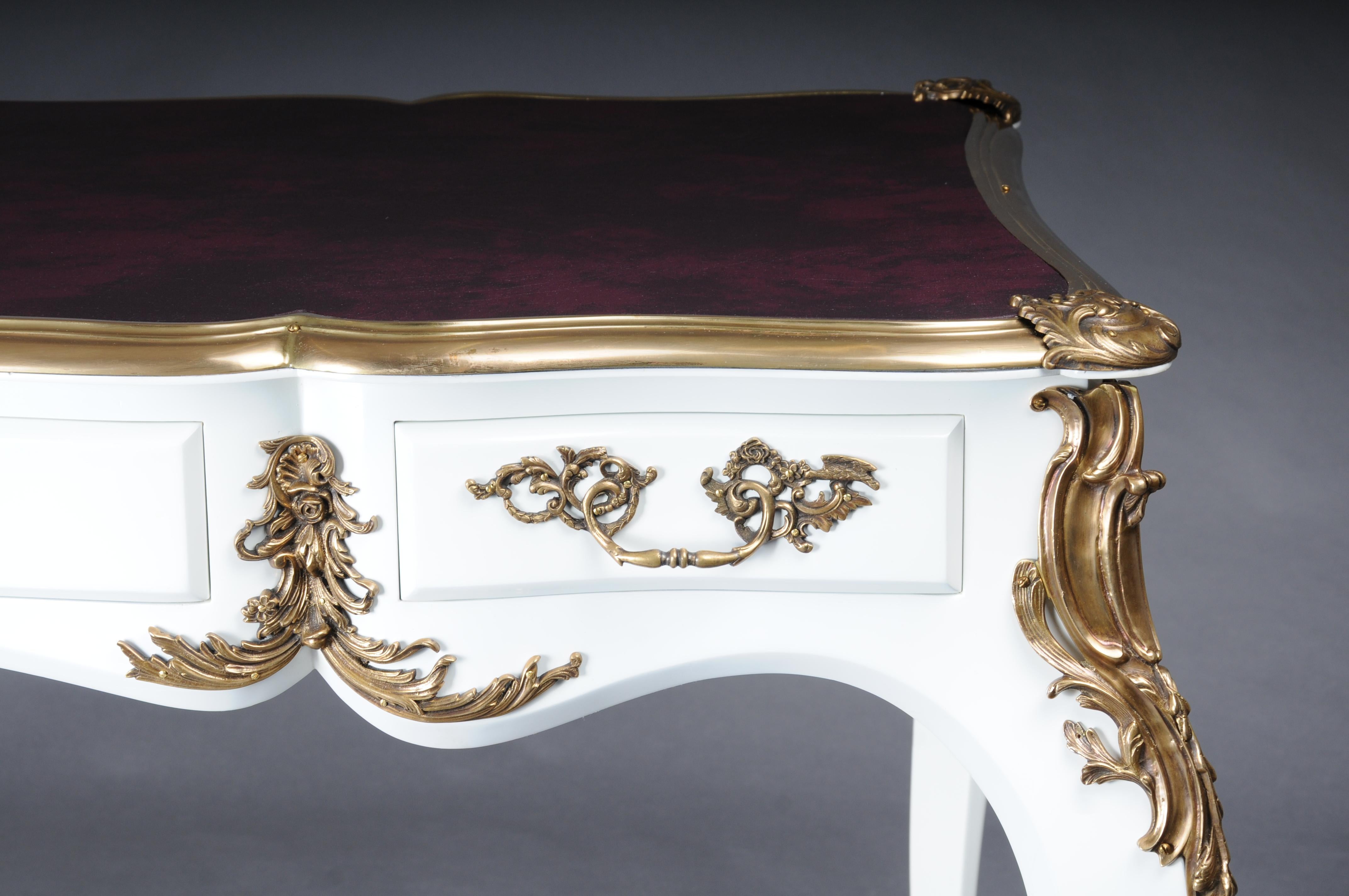 Peint Bureau design/Bureau Plat en style Louis XV, blanc brillant et or en vente