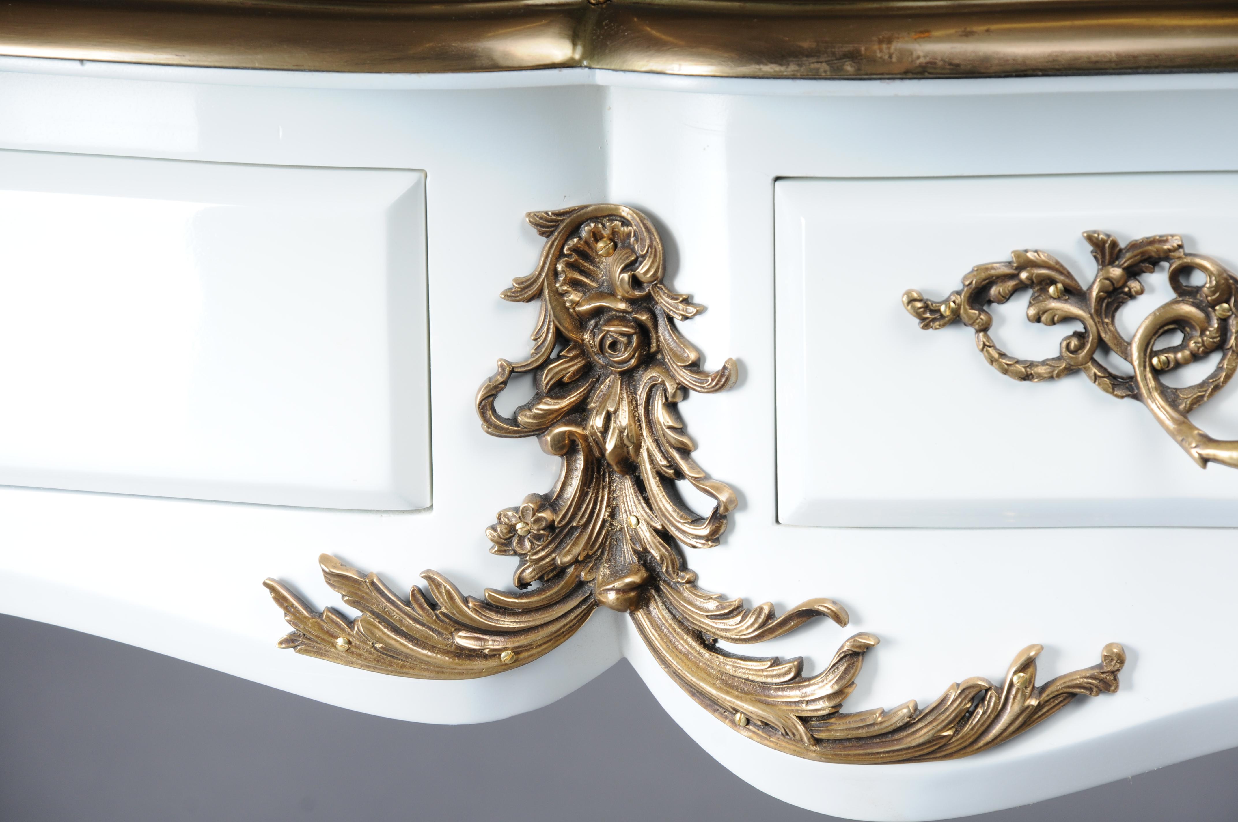 20ième siècle Bureau design/Bureau Plat en style Louis XV, blanc brillant et or en vente