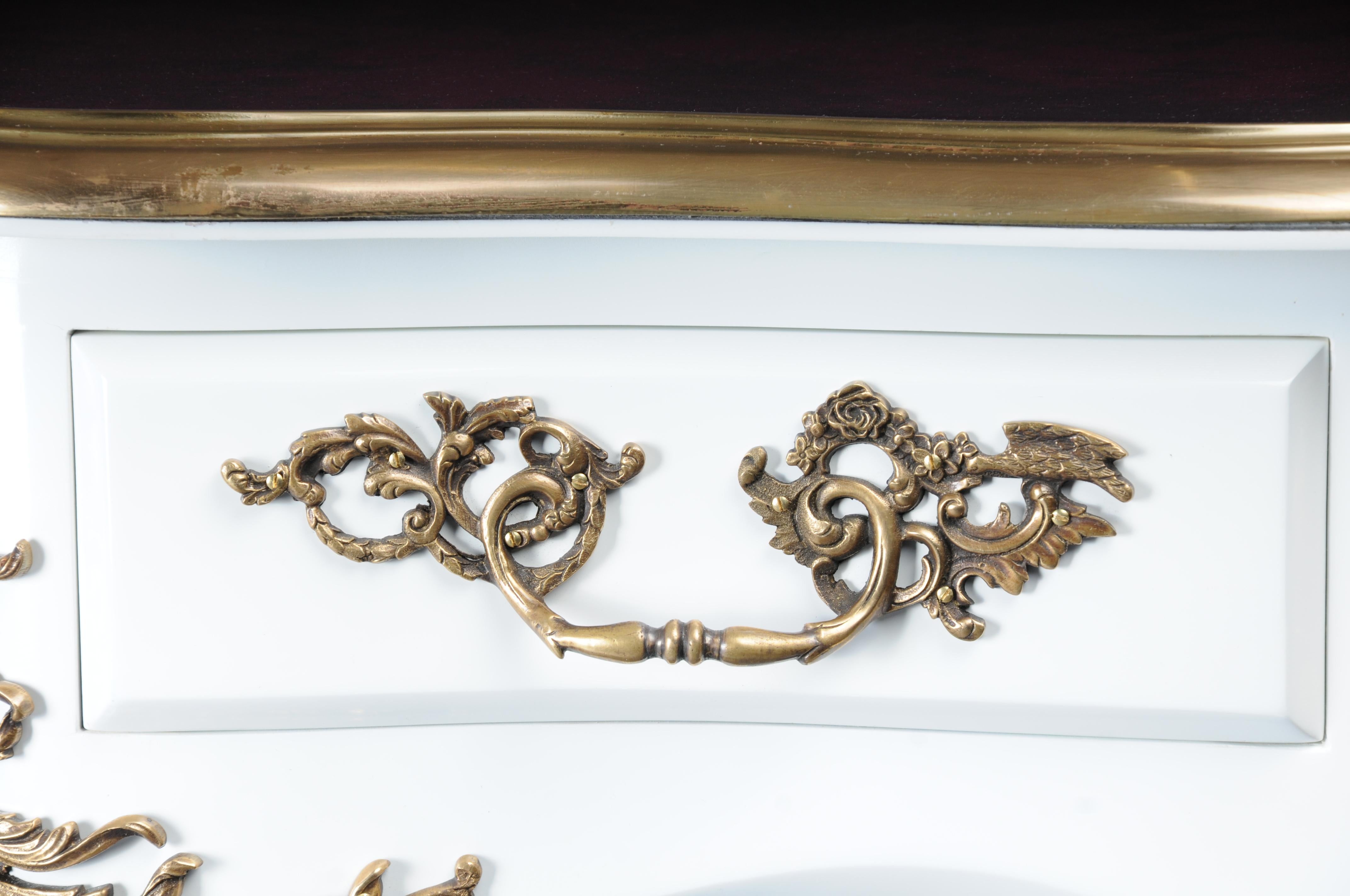Laiton Bureau design/Bureau Plat en style Louis XV, blanc brillant et or en vente