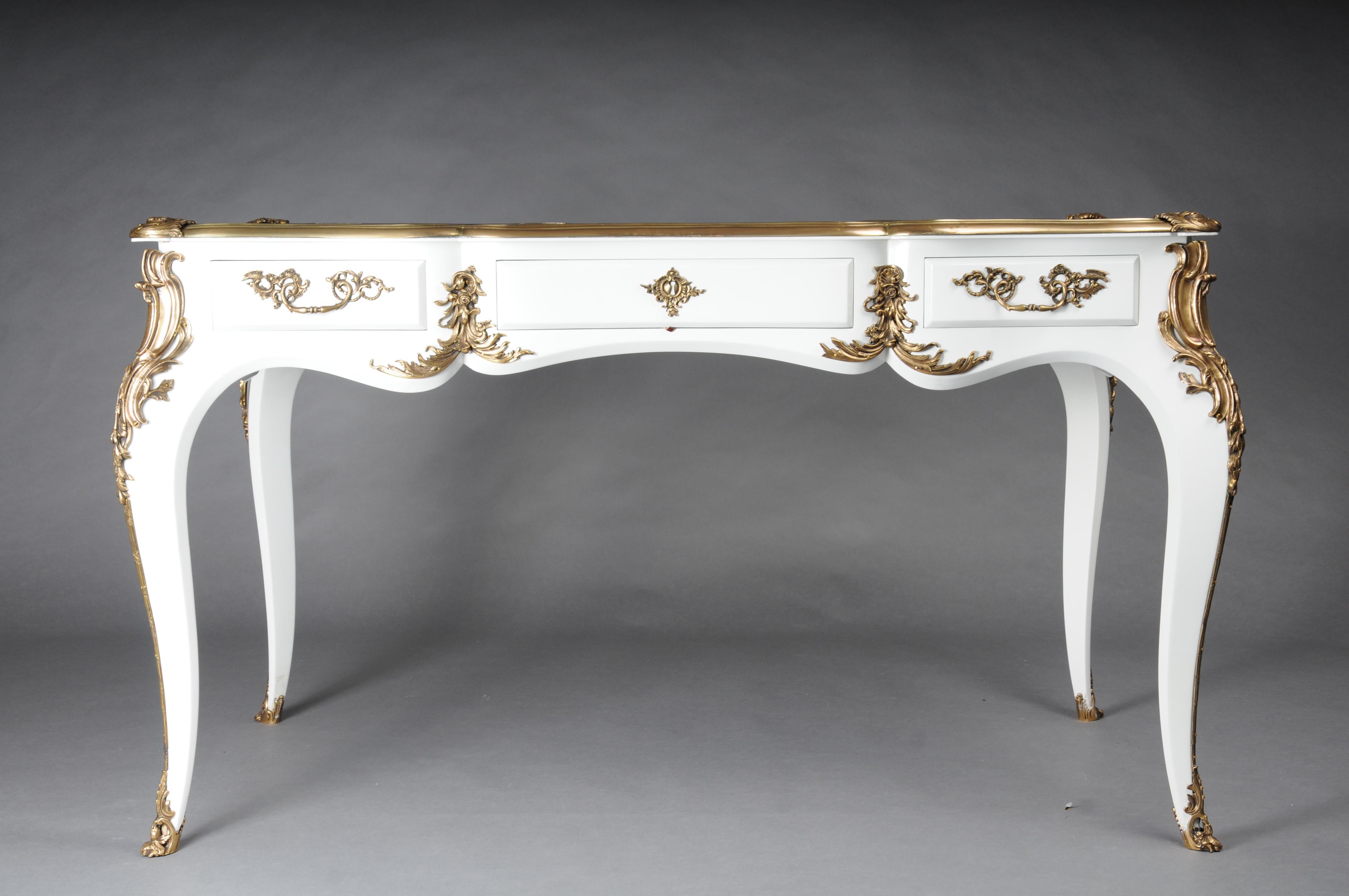 Bureau design/Bureau Plat en style Louis XV, blanc brillant et or en vente 1