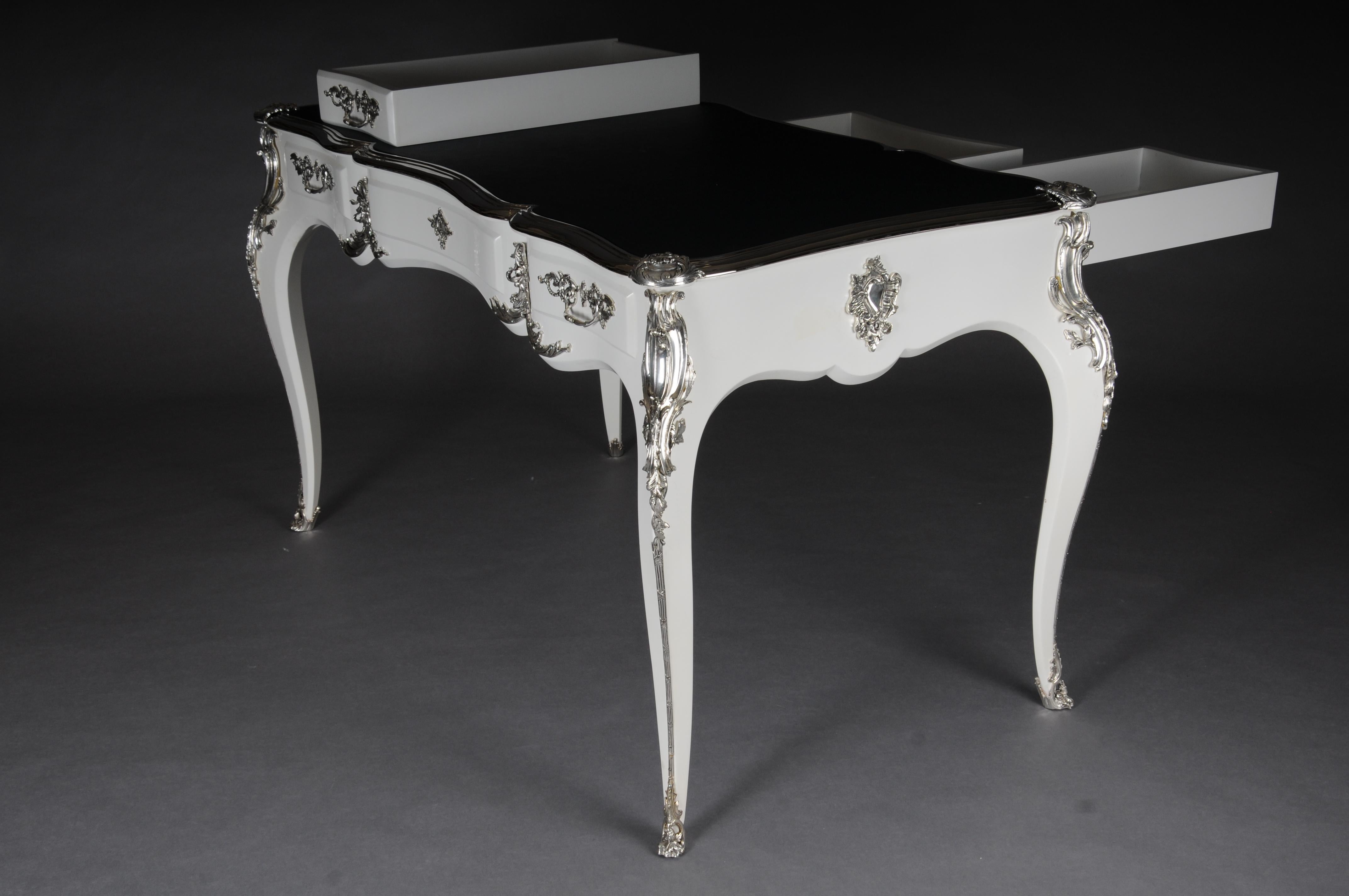Designer-Schreibtisch/Bureau-Teller im Louis-XV-Stil, hochglänzend Weiß und Silber

 weißes, poliertes Furnier auf massivem Buchenholz mit Rocaille-Applikationen. äußerst feine, florale, versilberte Bronzebeschläge in Form von Rutschen, Griff aus