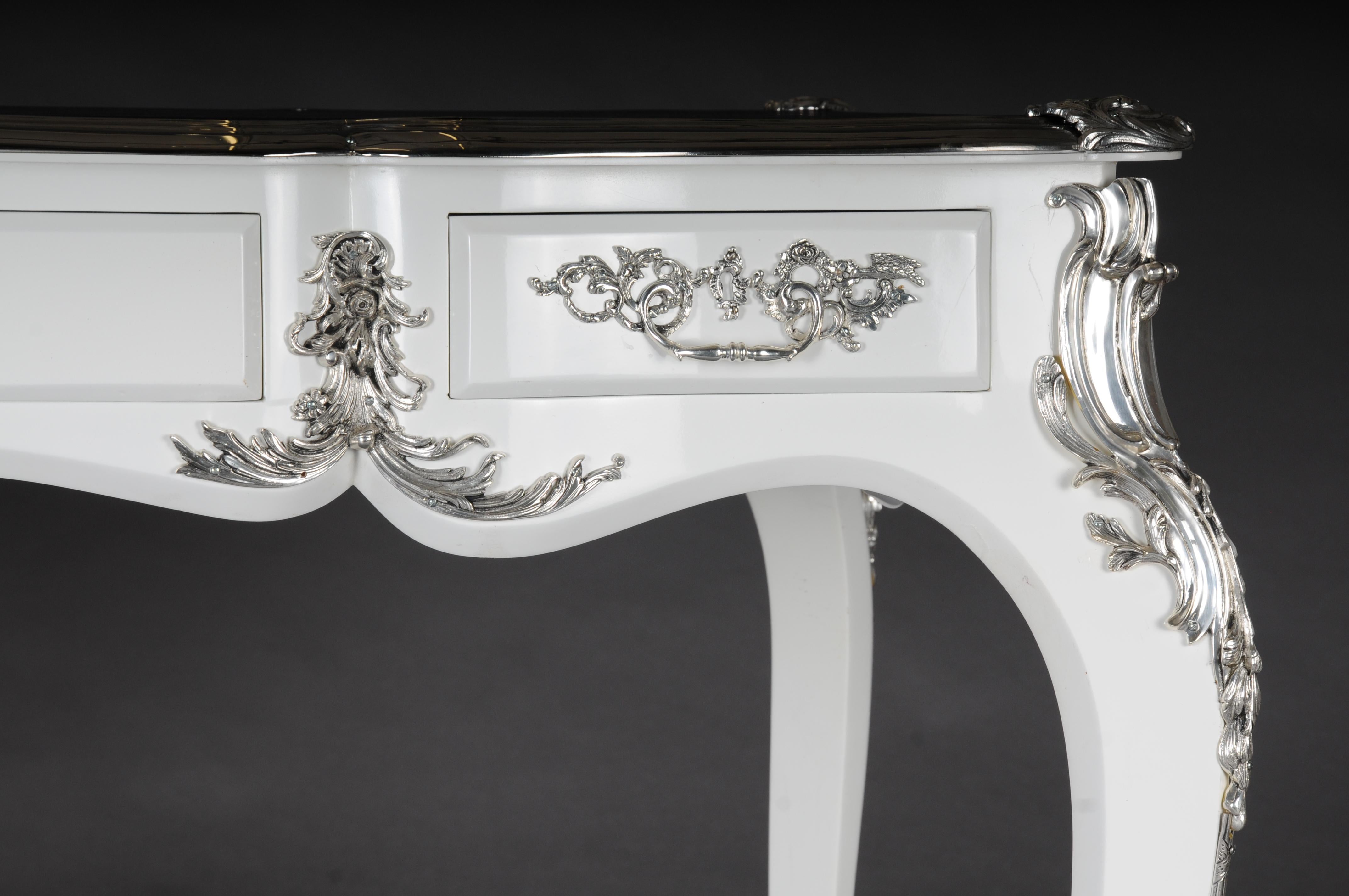 Designer-Schreibtisch/Bureau-Teller im Louis-XV-Stil, hochglänzend Weiß und Silber im Zustand „Gut“ im Angebot in Berlin, DE