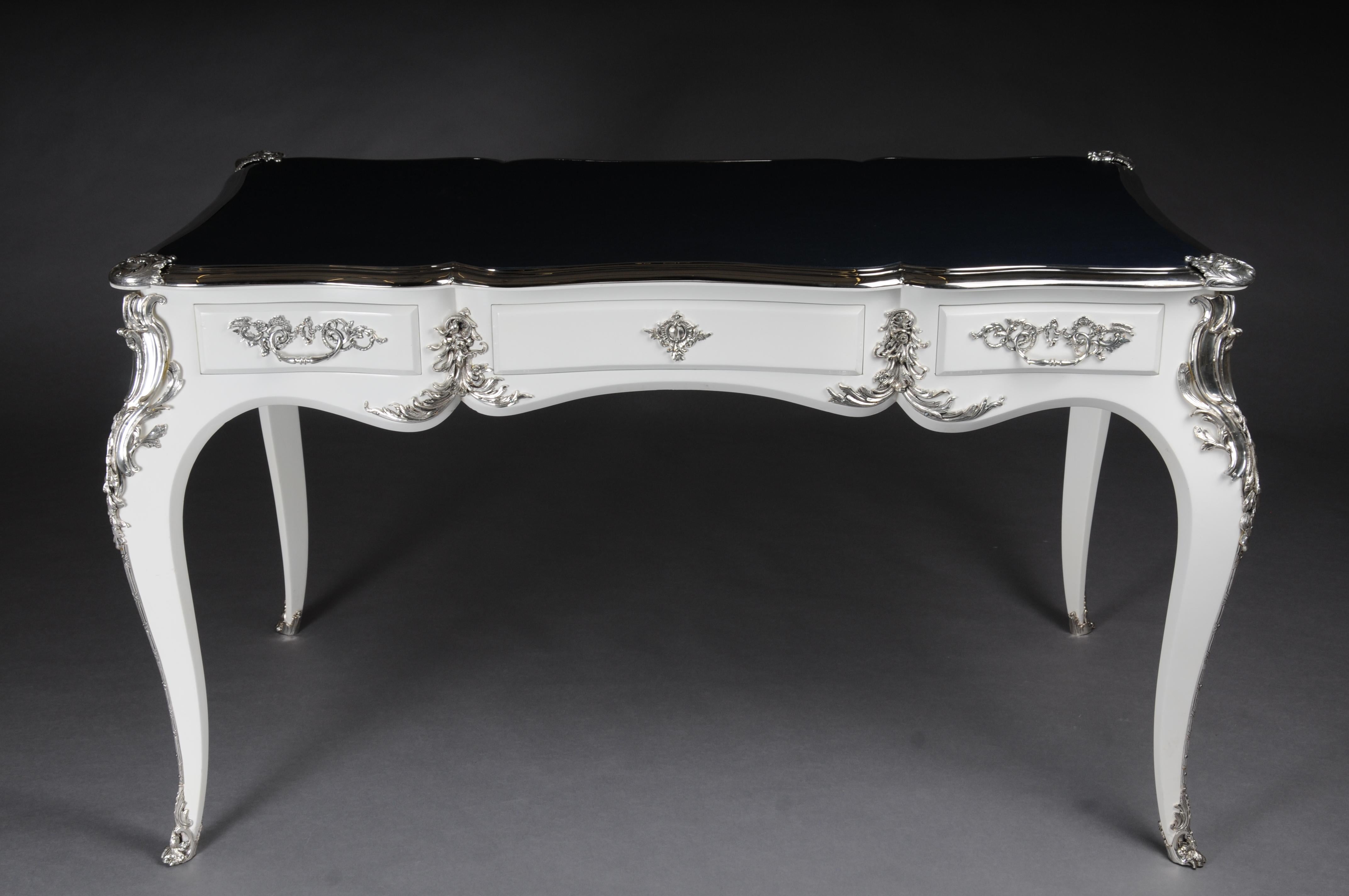 Designer-Schreibtisch/Bureau-Teller im Louis-XV-Stil, hochglänzend Weiß und Silber (Messing) im Angebot