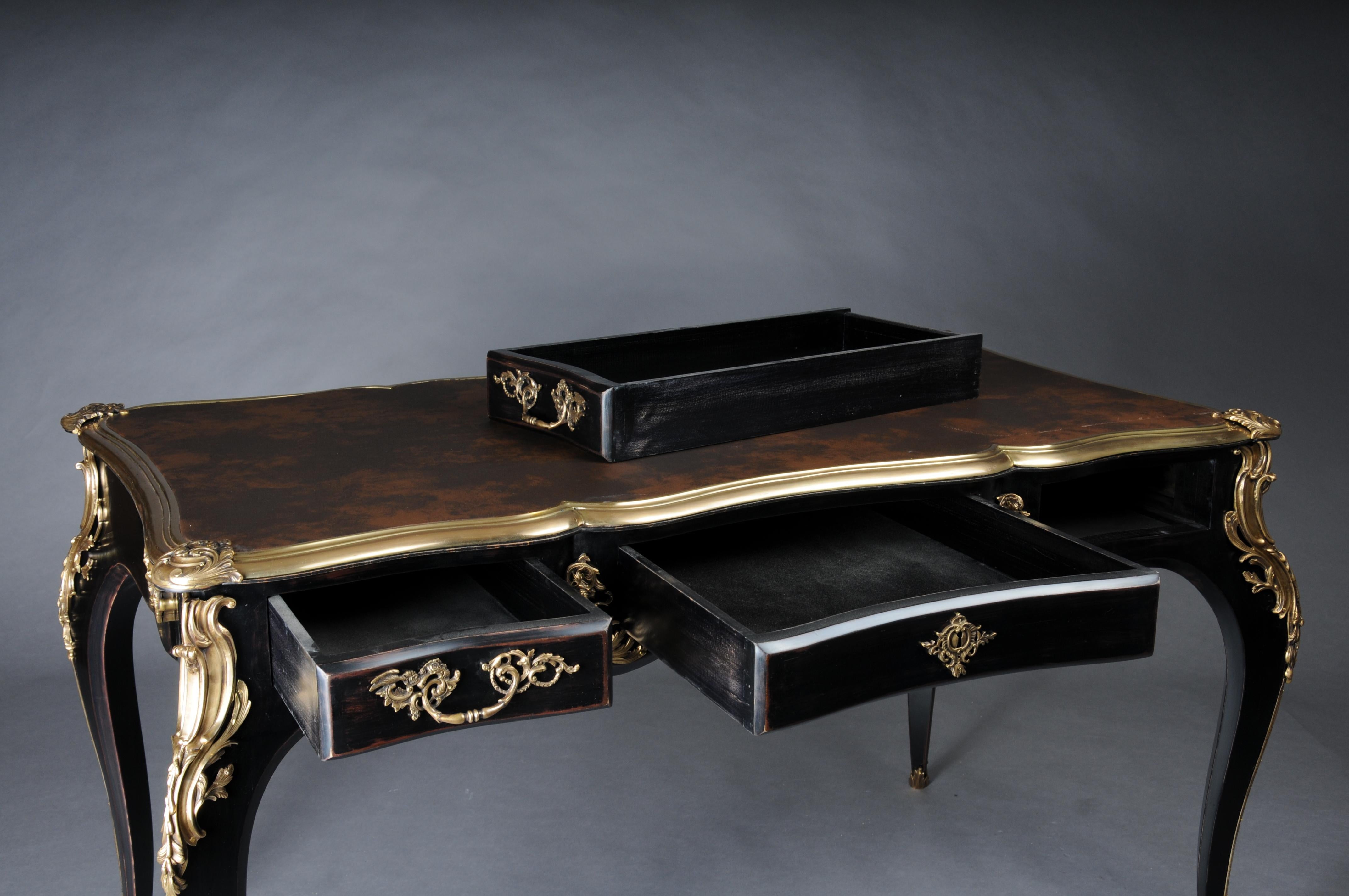 Scrivania di design / Bureau Plat in stile Luigi XV, nero pianoforte e oro in vendita 3