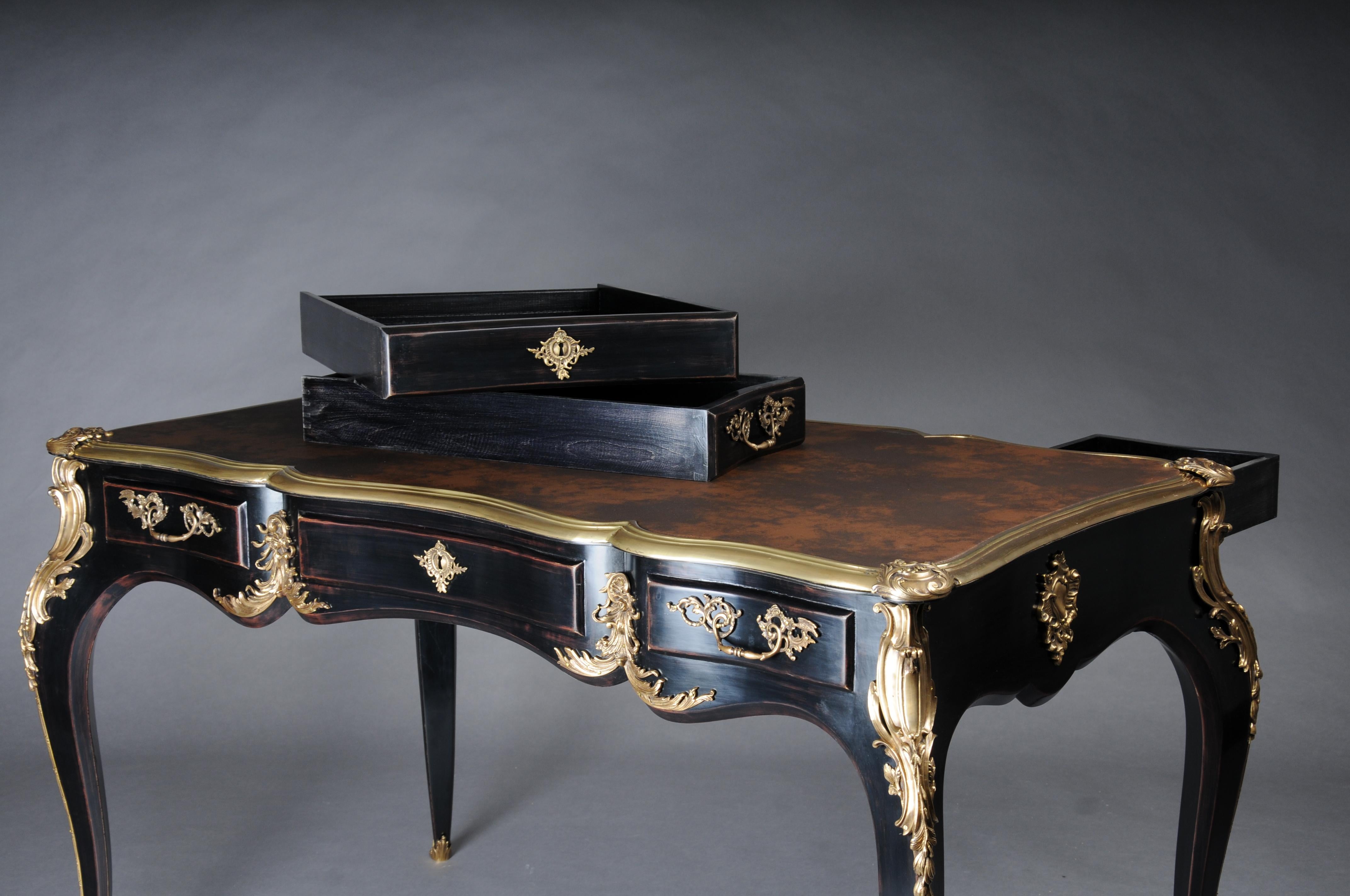 Francese Scrivania di design / Bureau Plat in stile Luigi XV, nero pianoforte e oro in vendita
