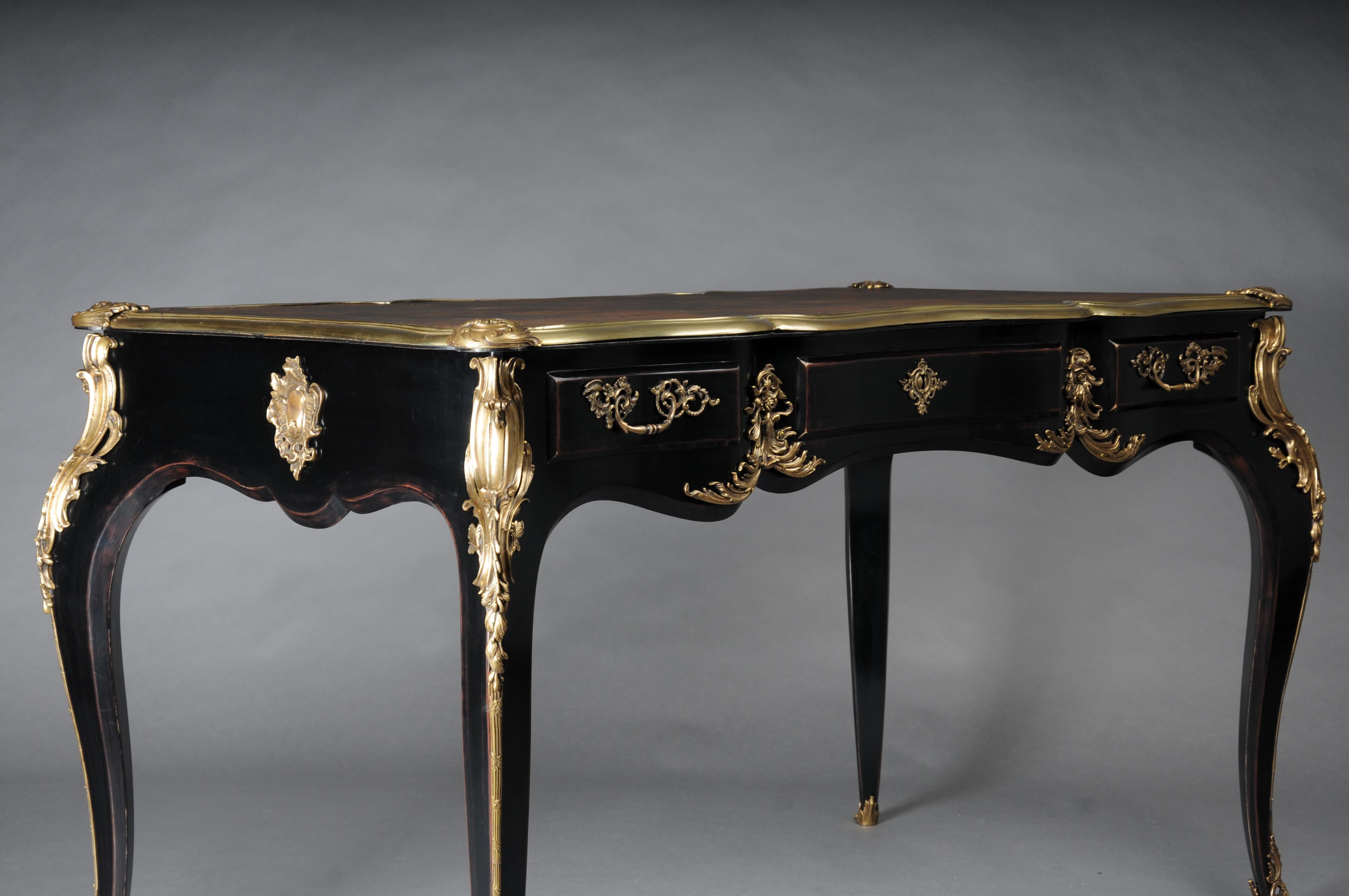 Ottone Scrivania di design / Bureau Plat in stile Luigi XV, nero pianoforte e oro in vendita