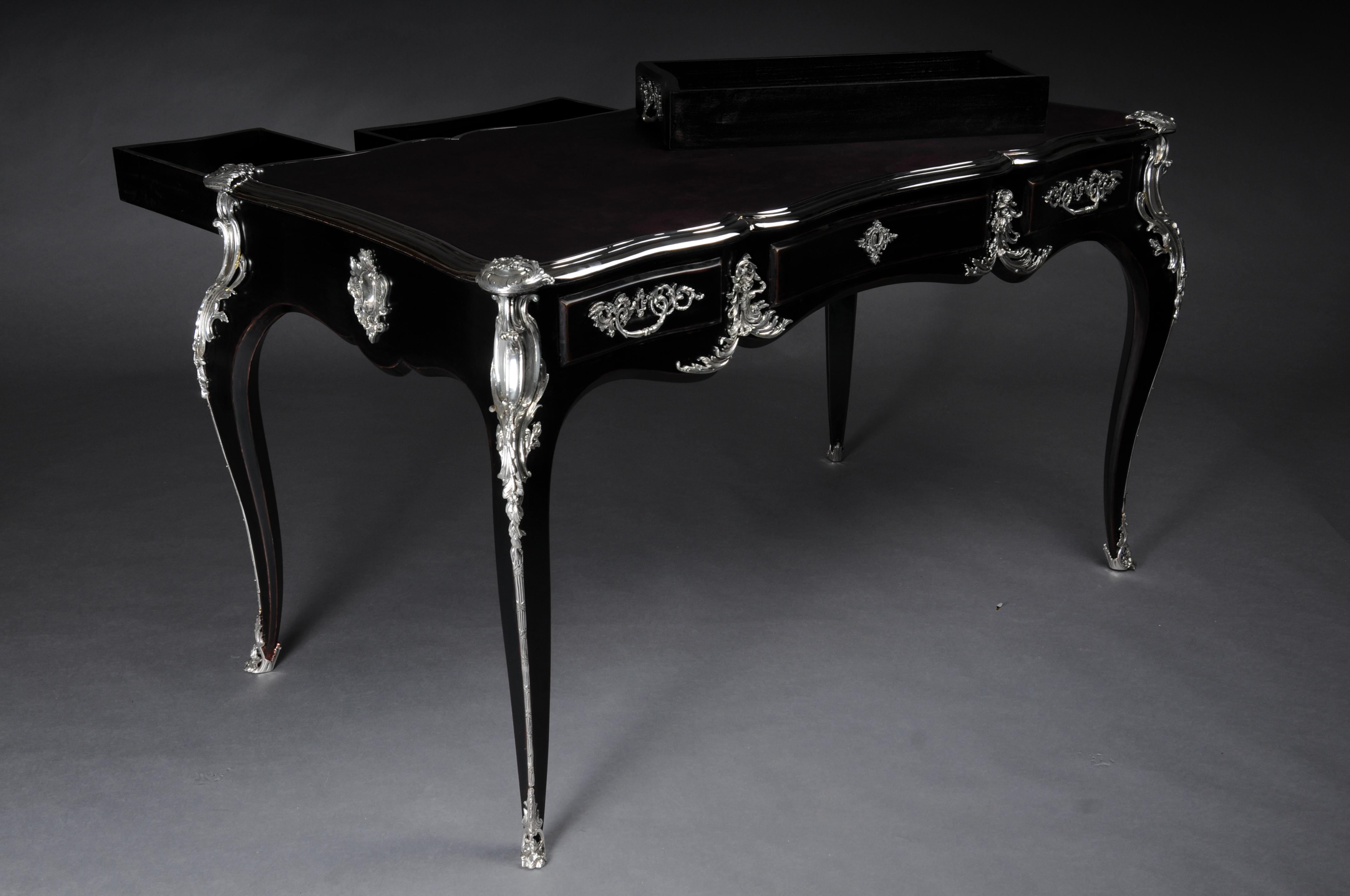Scrivania di design / bureau plat in stile Luigi XV Piano Black con argento


Impiallacciatura lucida nero pianoforte su legno massiccio di conifera con applicazioni rocaille. Finissimi accessori floreali in bronzo argentato a forma di scivoli,