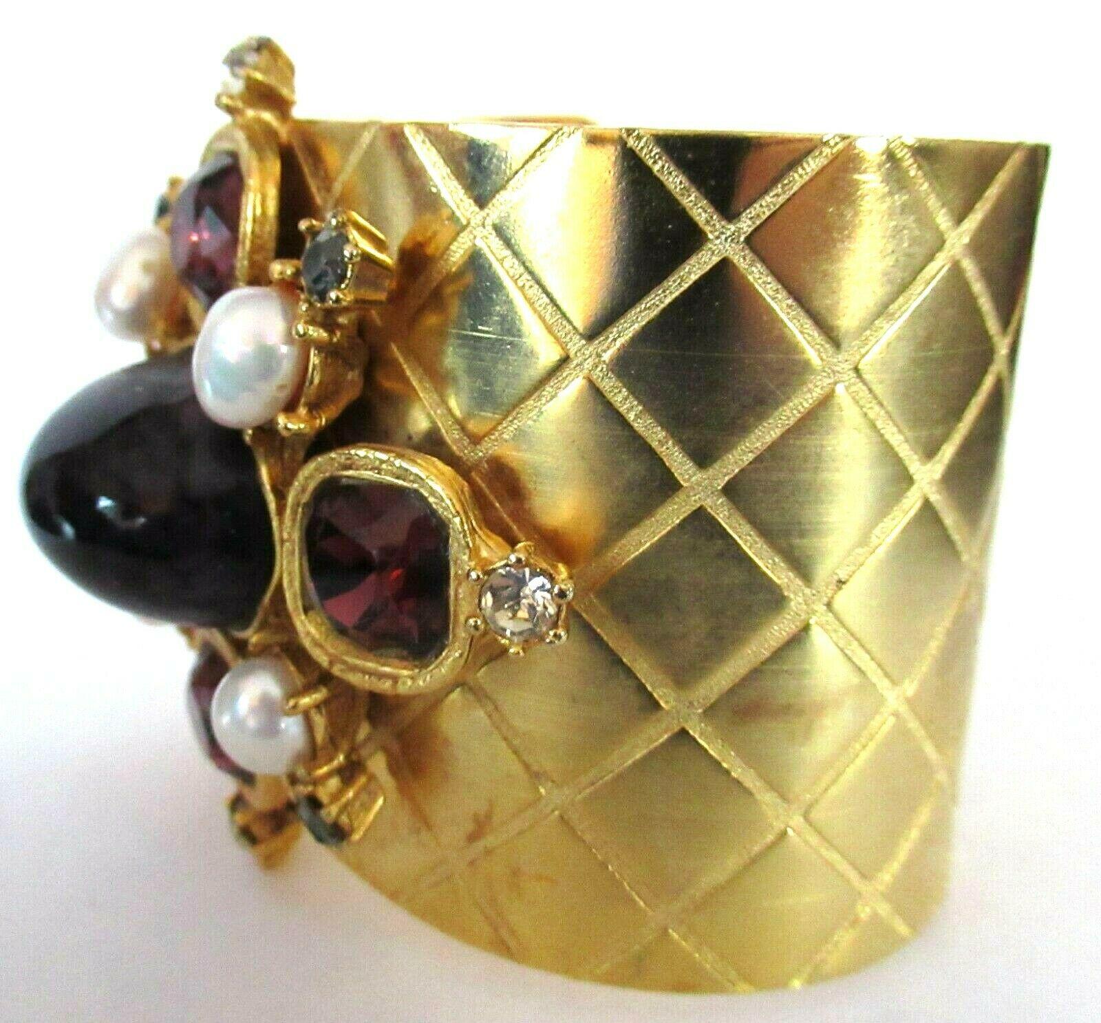 Taille mixte Bracelet manchette de créateur Yosca en fausses perles et cristal bleu et violet matelassé doré en vente