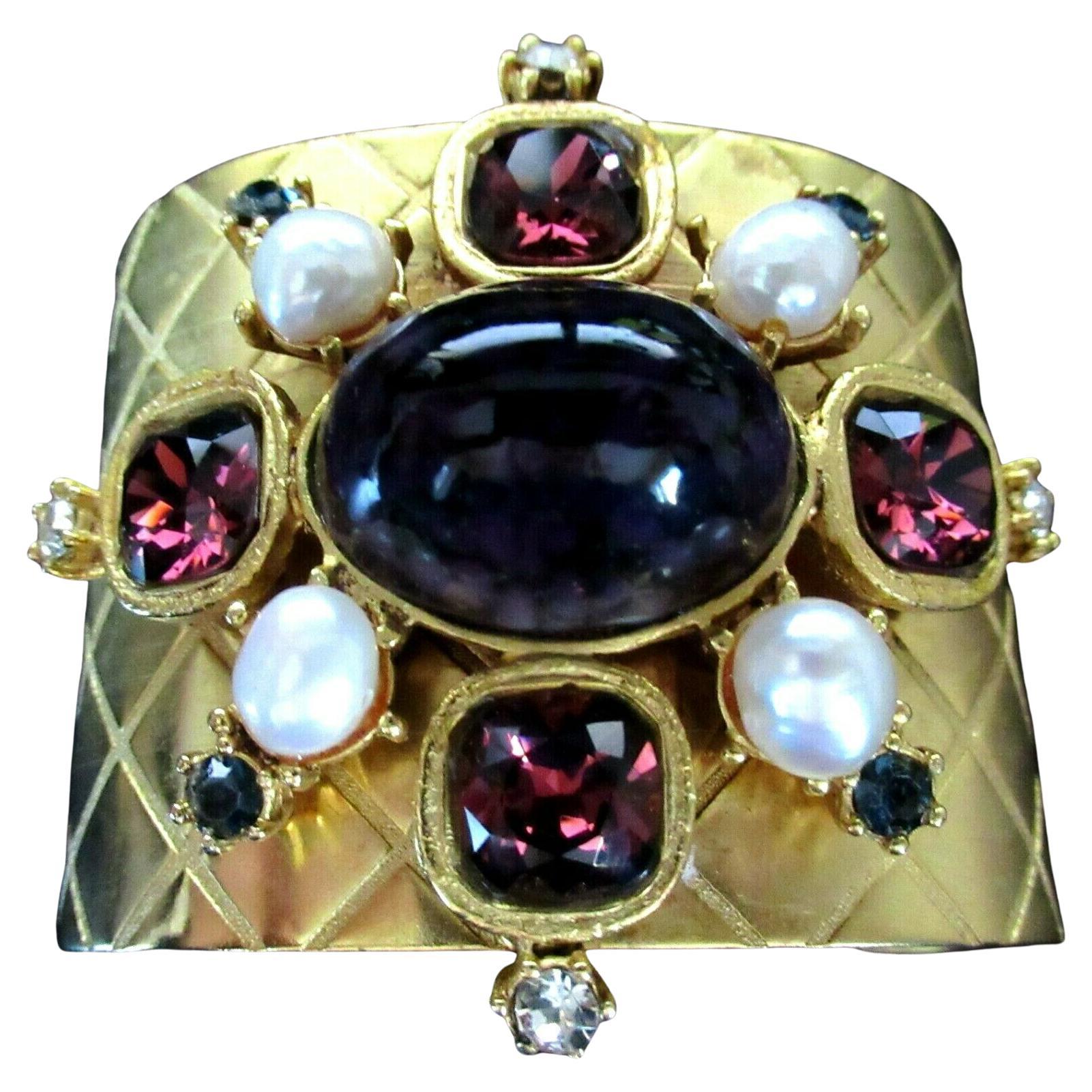 Bracelet manchette de créateur Yosca en fausses perles et cristal bleu et violet matelassé doré en vente