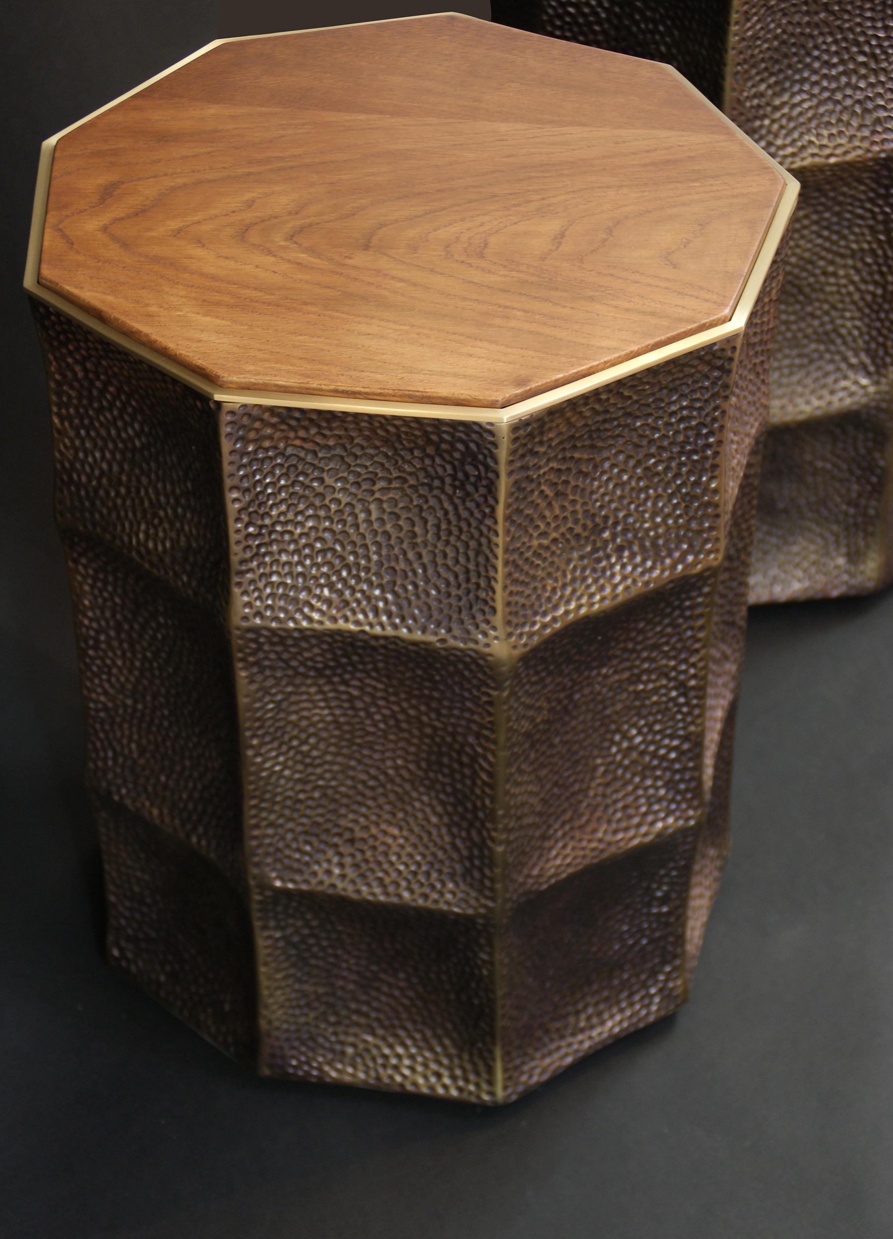 Belle table basse moderne, ou tabouret en bronze patiné et laiton, la partie supérieure peut être en bois ou en cuir marron, choix possible.
Édition limitée à 10 exemplaires numérotés et signés.
Cette étonnante table basse de qualité supérieure a