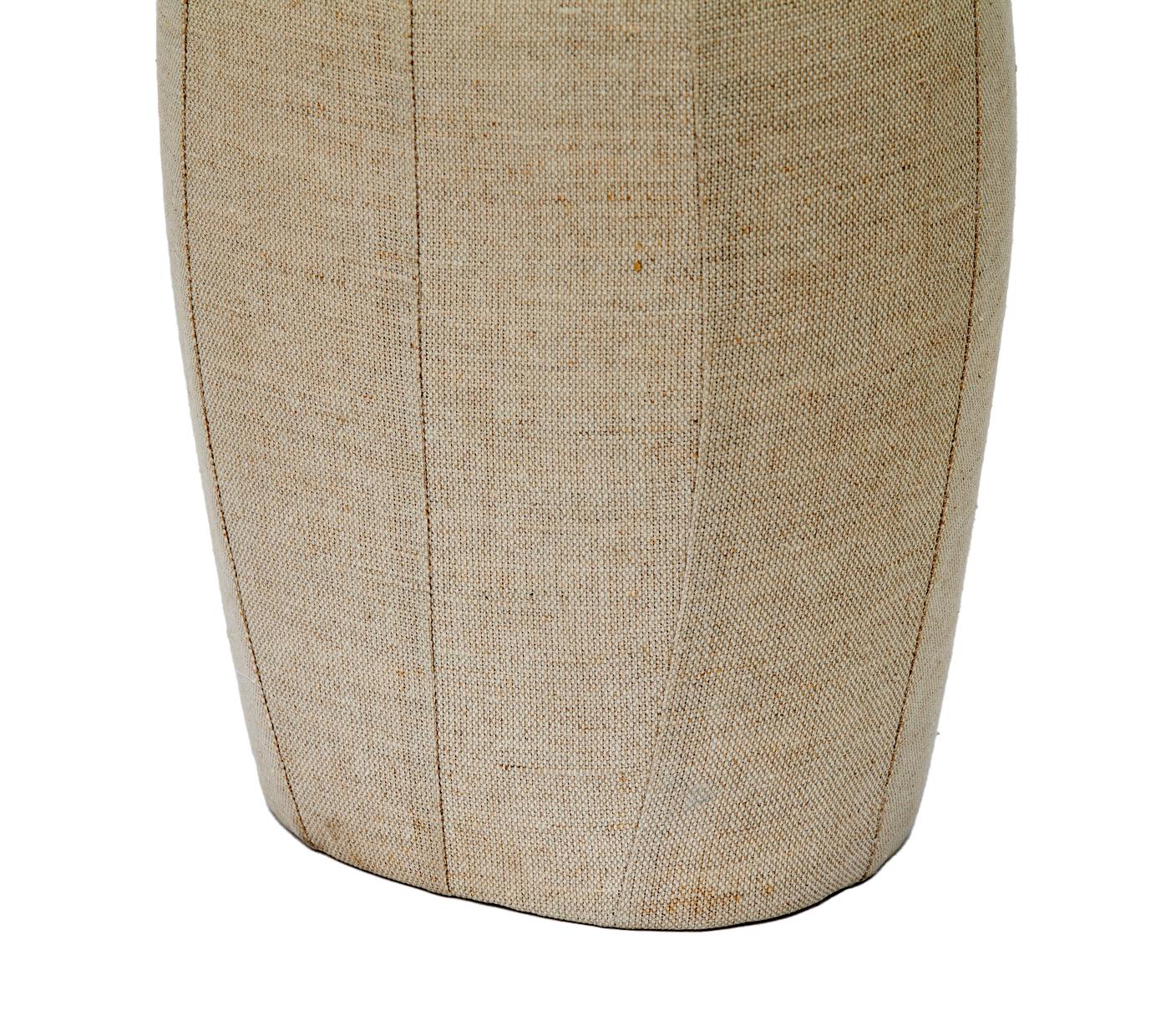 Maniquí de joyería de diseño en lino sobre madera en venta 2