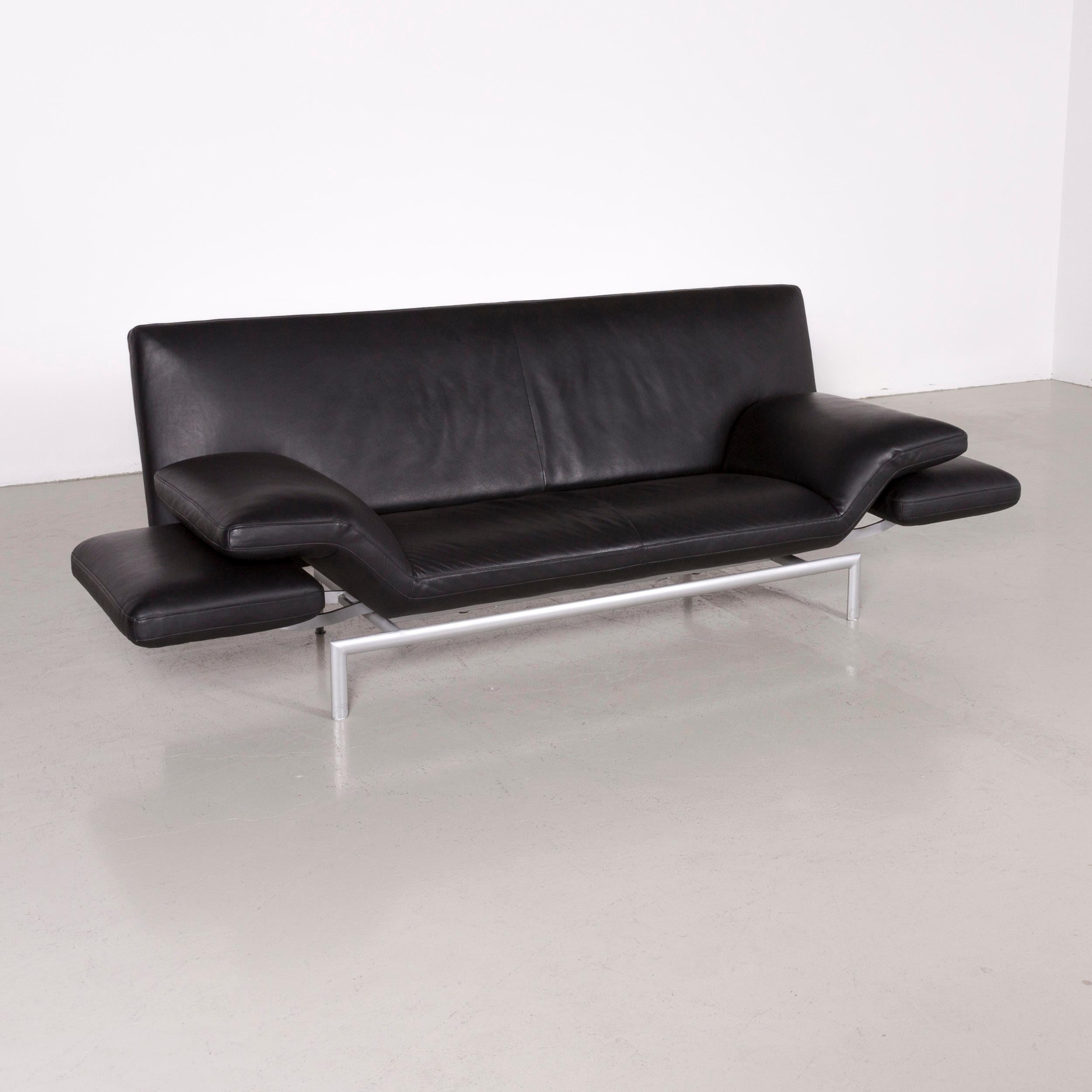 We bring to you a Designo Flyer designer leather sofa black three-seat couch with function.





























 