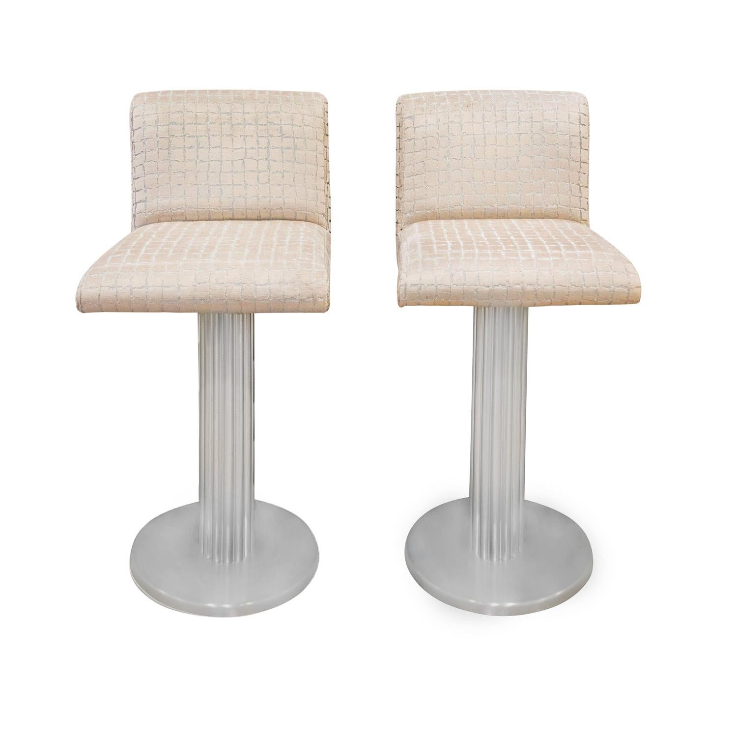 Pair of beautifully made bar stools in brushed aluminum with swiveling upholstered seats by Designs for Leisure, American 1970's. These bar stools are very comfortable and very chic. Metal has been professionally cleaned and buffed. Seats have been