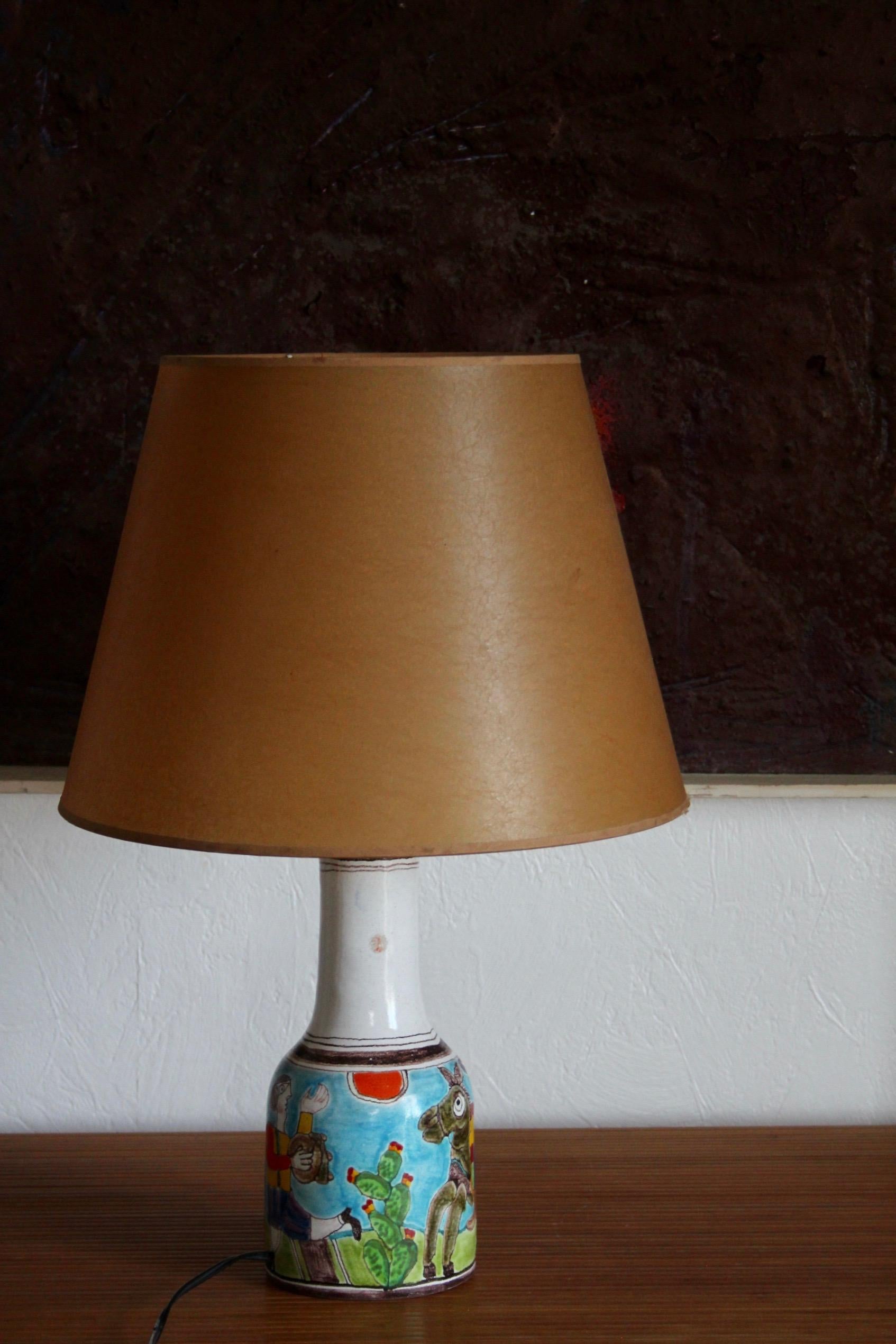Lampe de table en poterie d'art émaillée bleue, rouge et violette peinte à la main par DeSimone. dimensions sans abat-jour H 33 CM PAR DIAMETRE 13 CM 