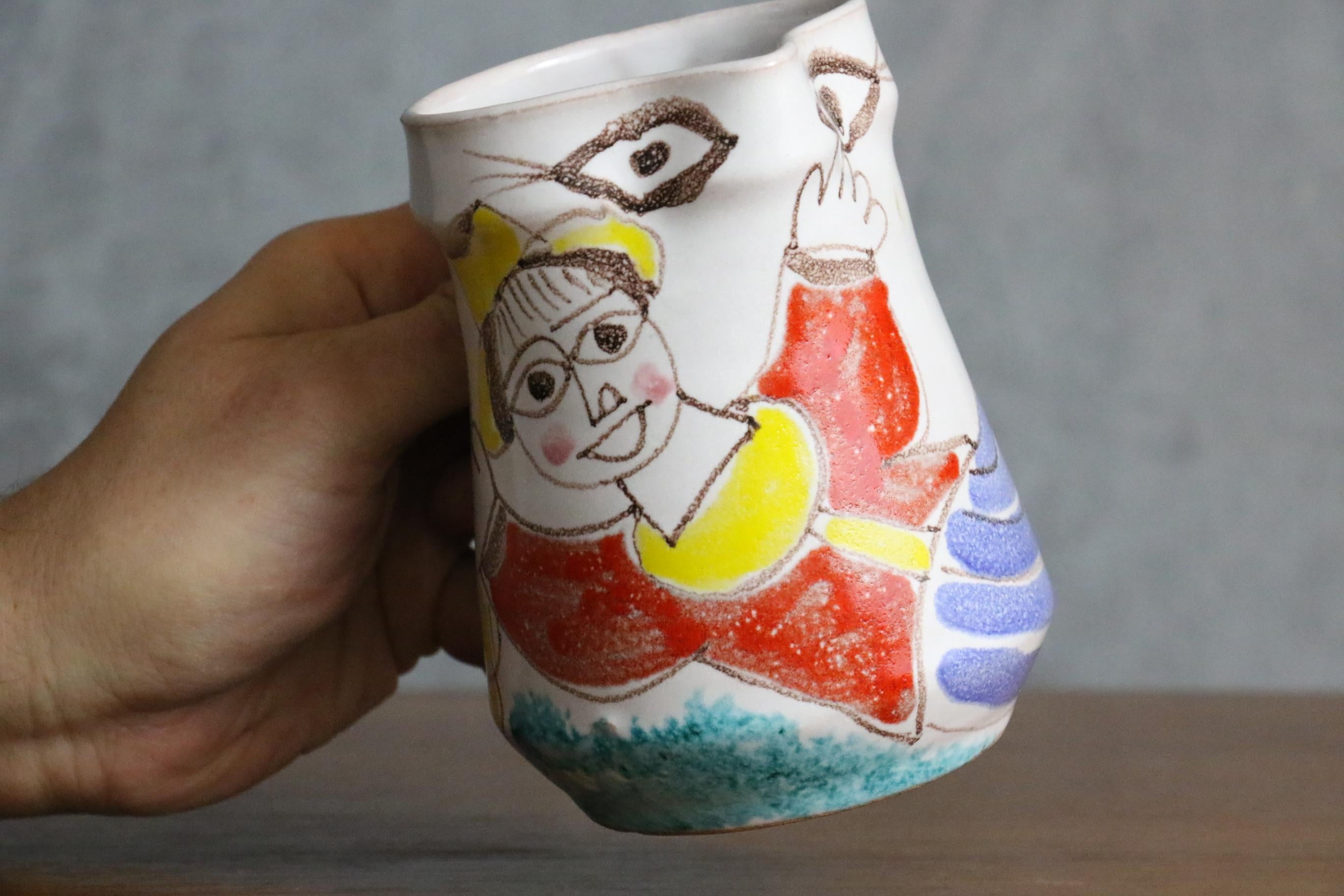 Desimone, hand painted ceramic pitcher, Italian Pottery, circa 1960 - Era Aldo Londi

Very nice pitcher representing a laughting man with an traditional italian wine botle in is hand. 

This is a very colorful piece as usual in Giovanni DeSimone's