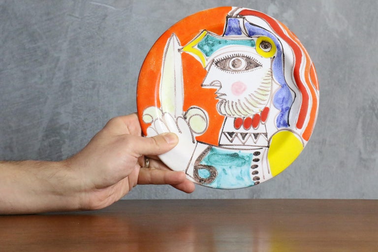 DeSimone, Hand Painted Ceramic Plate, Italian Pottery circa 1960 Era Aldo Londi

Very beautiful decorative plate representing a knight with his feathered hat and his sword.
This is a very colorful piece as usual in Giovanni DeSimone's work. The deep